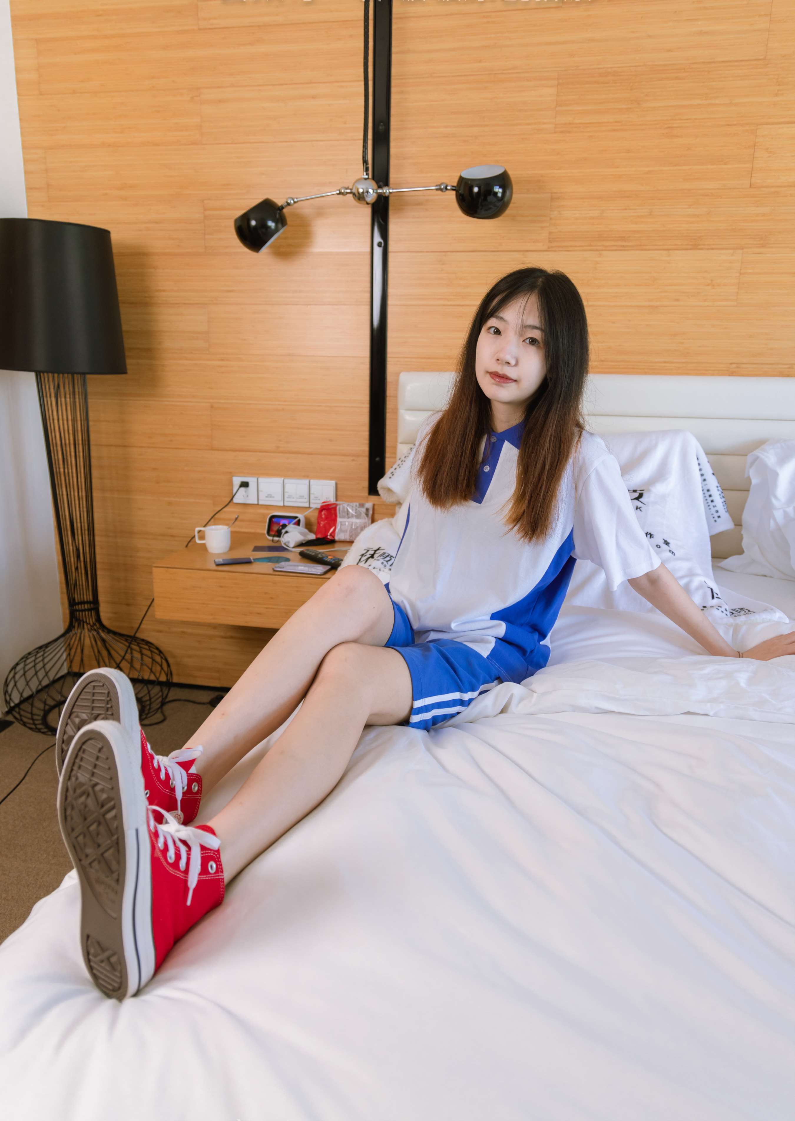 《小甜豆-校服帆布鞋棉袜の裸足》作品图