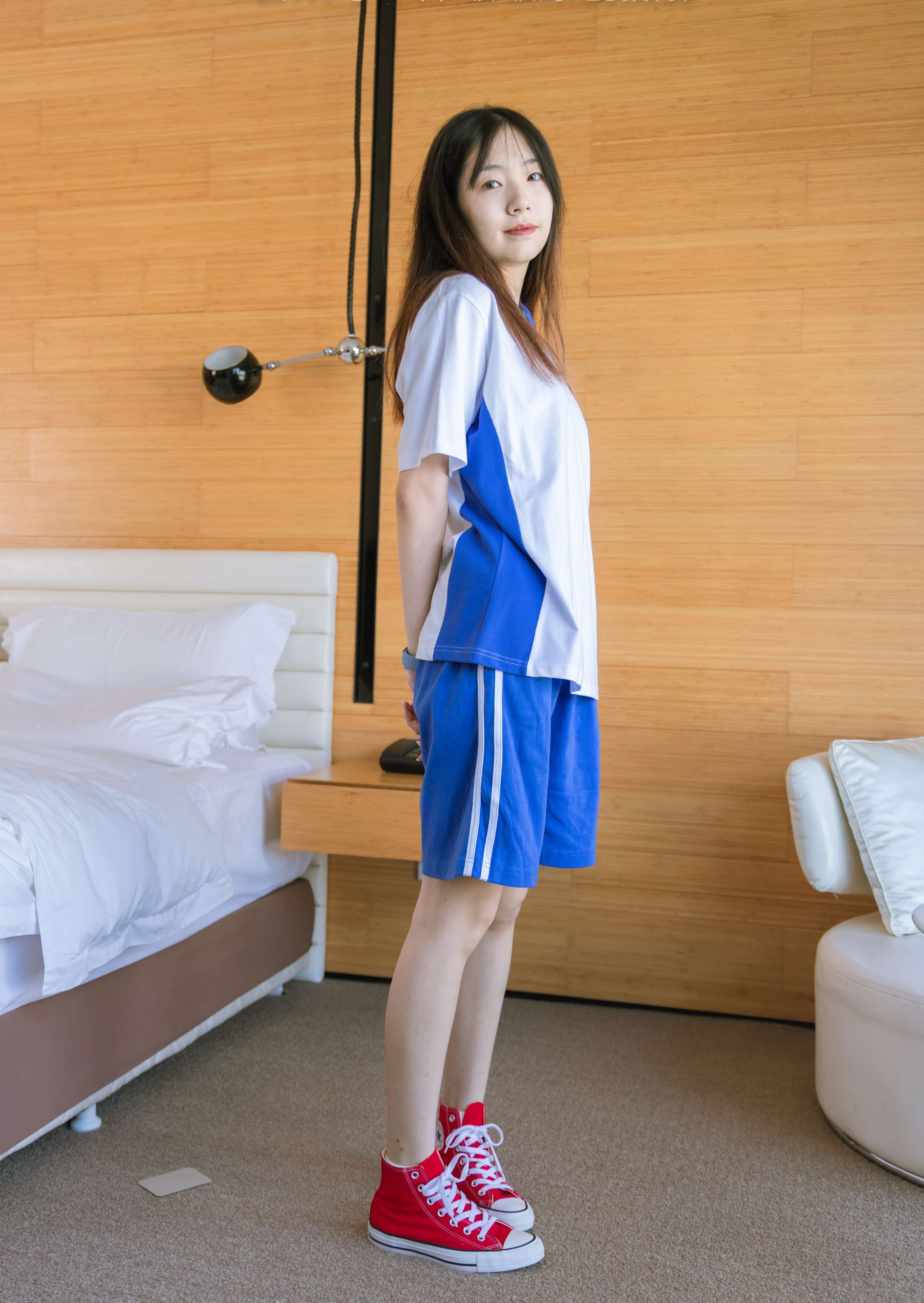 《小甜豆-校服帆布鞋棉袜の裸足》作品图