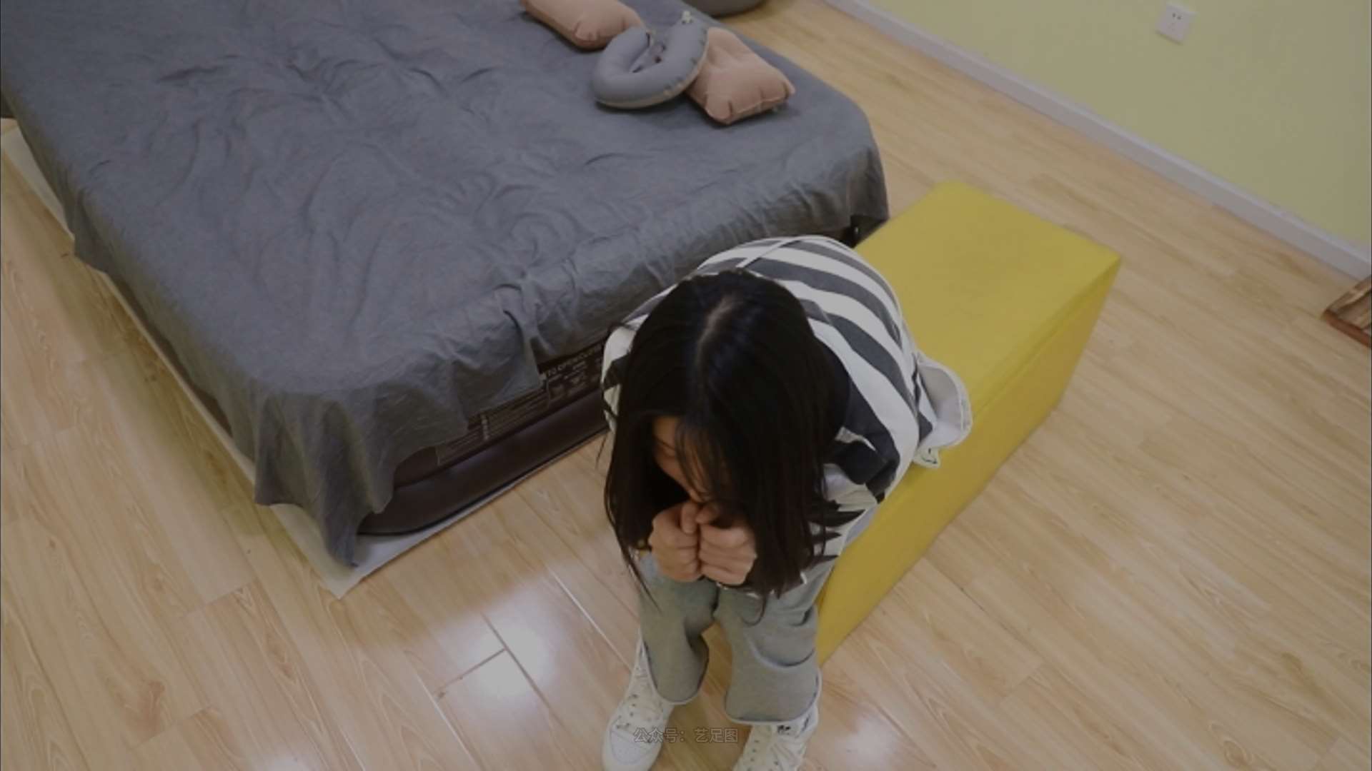 《[视频]少女牛仔板鞋の棉袜脚》作品图