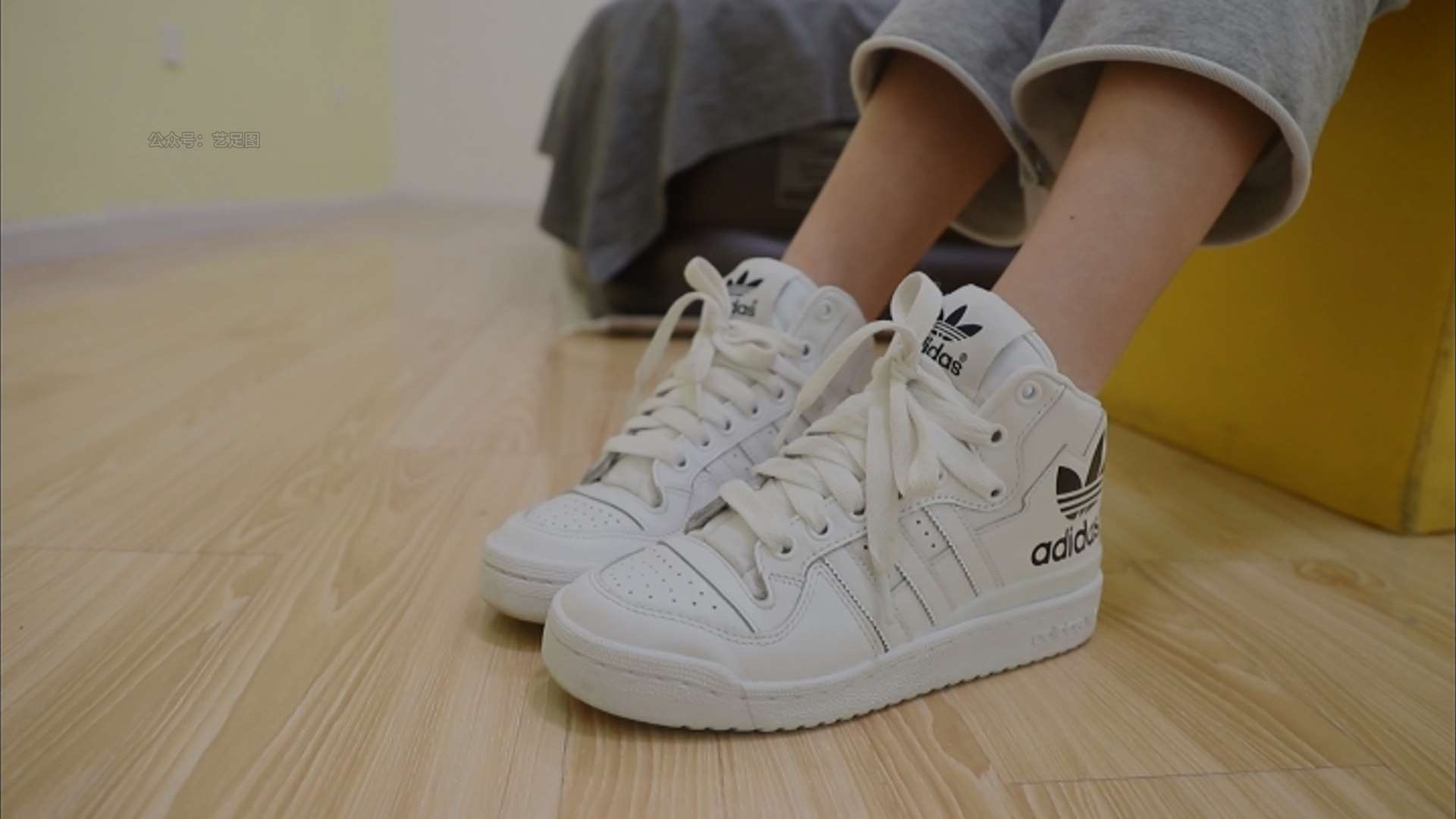 《[视频]少女牛仔板鞋の棉袜脚》作品图