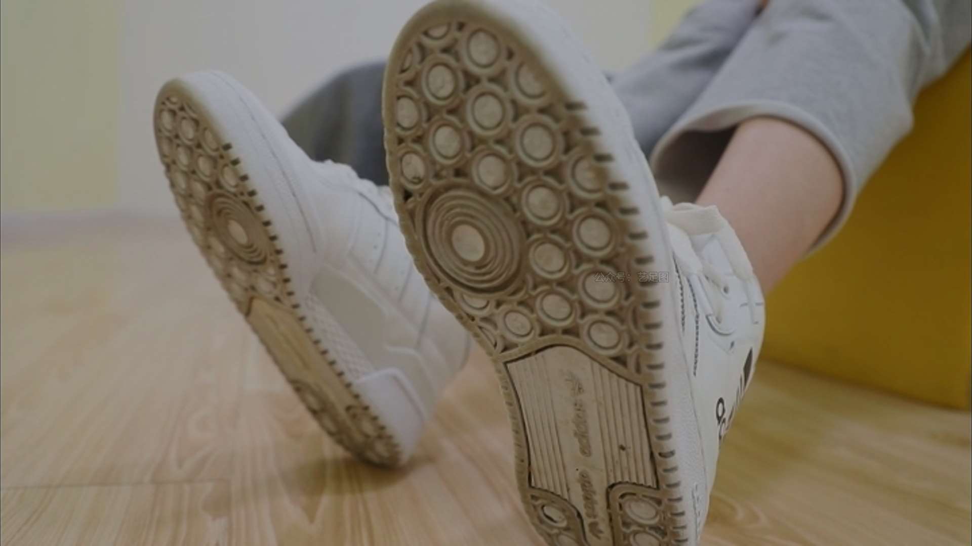 《[视频]少女牛仔板鞋の棉袜脚》作品图