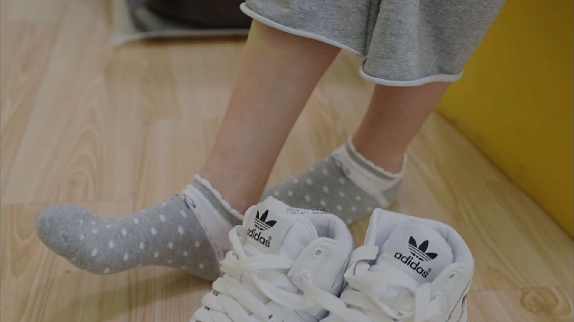 《[视频]少女牛仔板鞋の棉袜脚》作品图