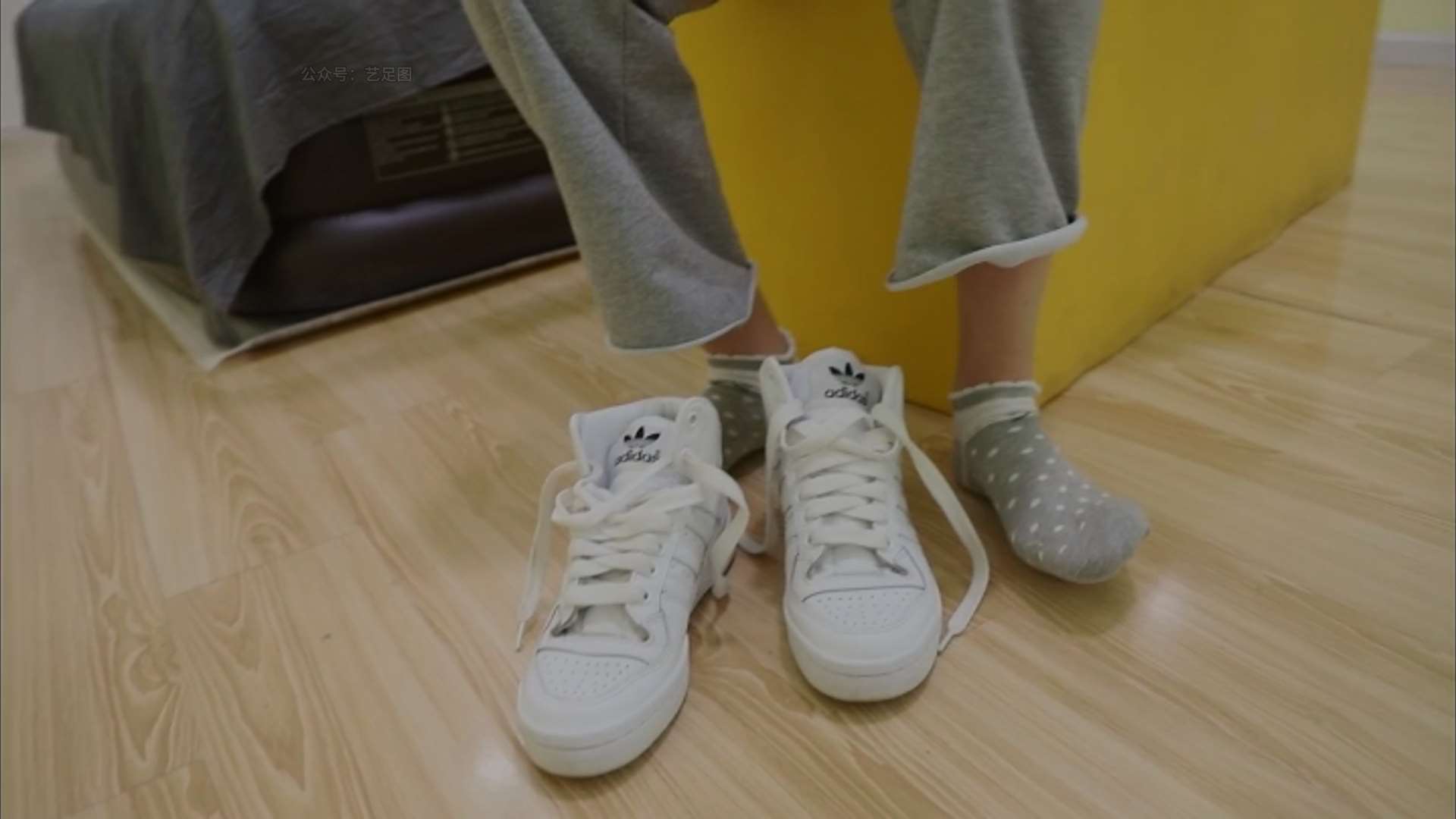 《[视频]少女牛仔板鞋の棉袜脚》作品图