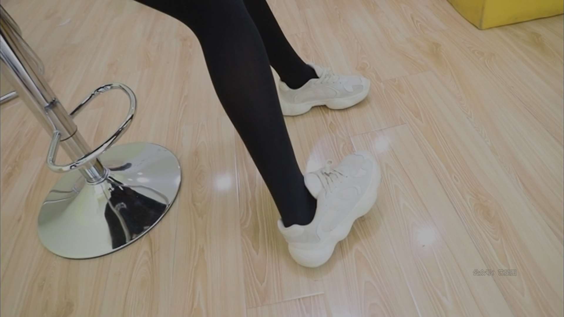 《[视频]少女运动鞋の黑丝》作品图