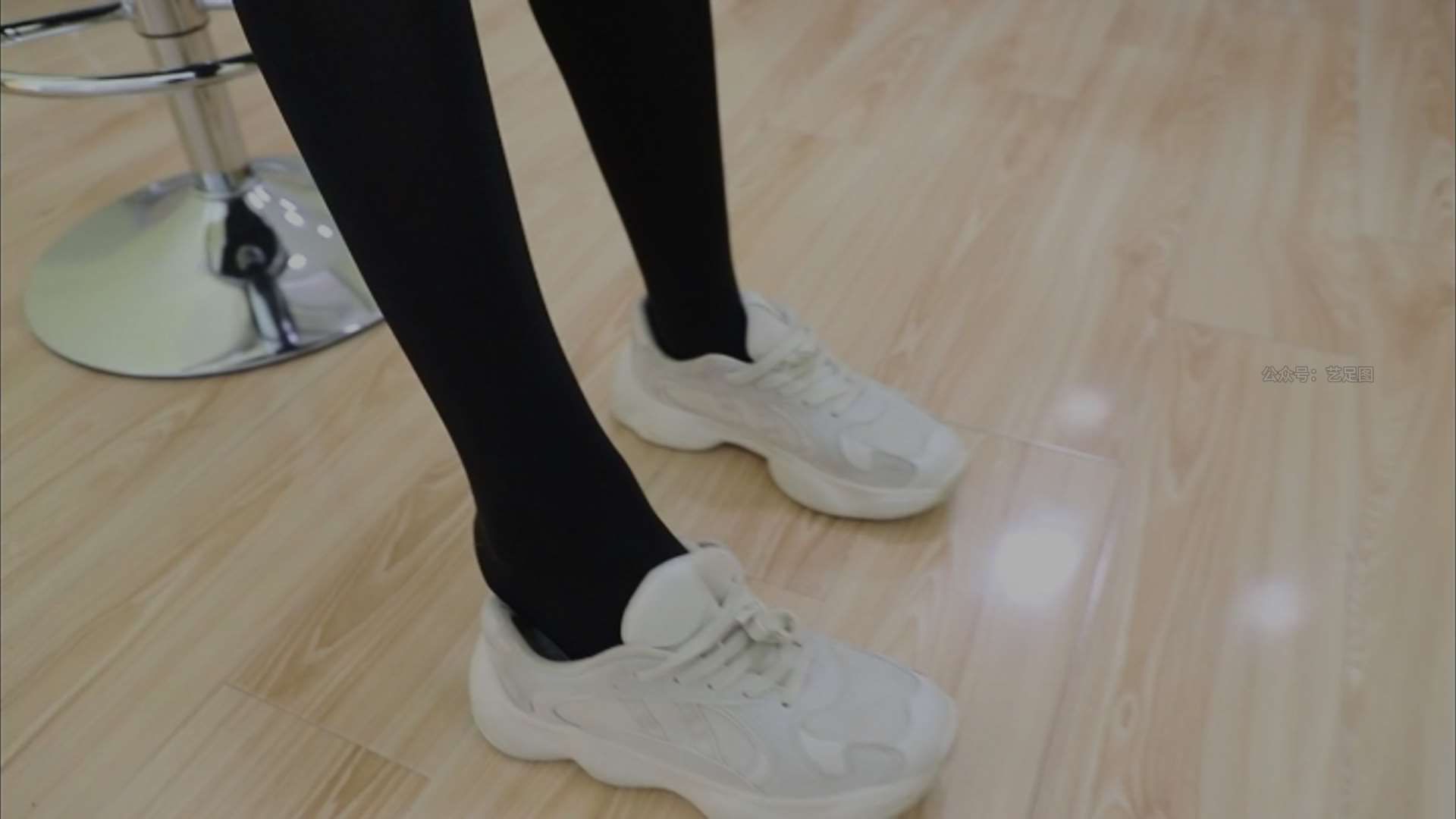 《[视频]少女运动鞋の黑丝》作品图