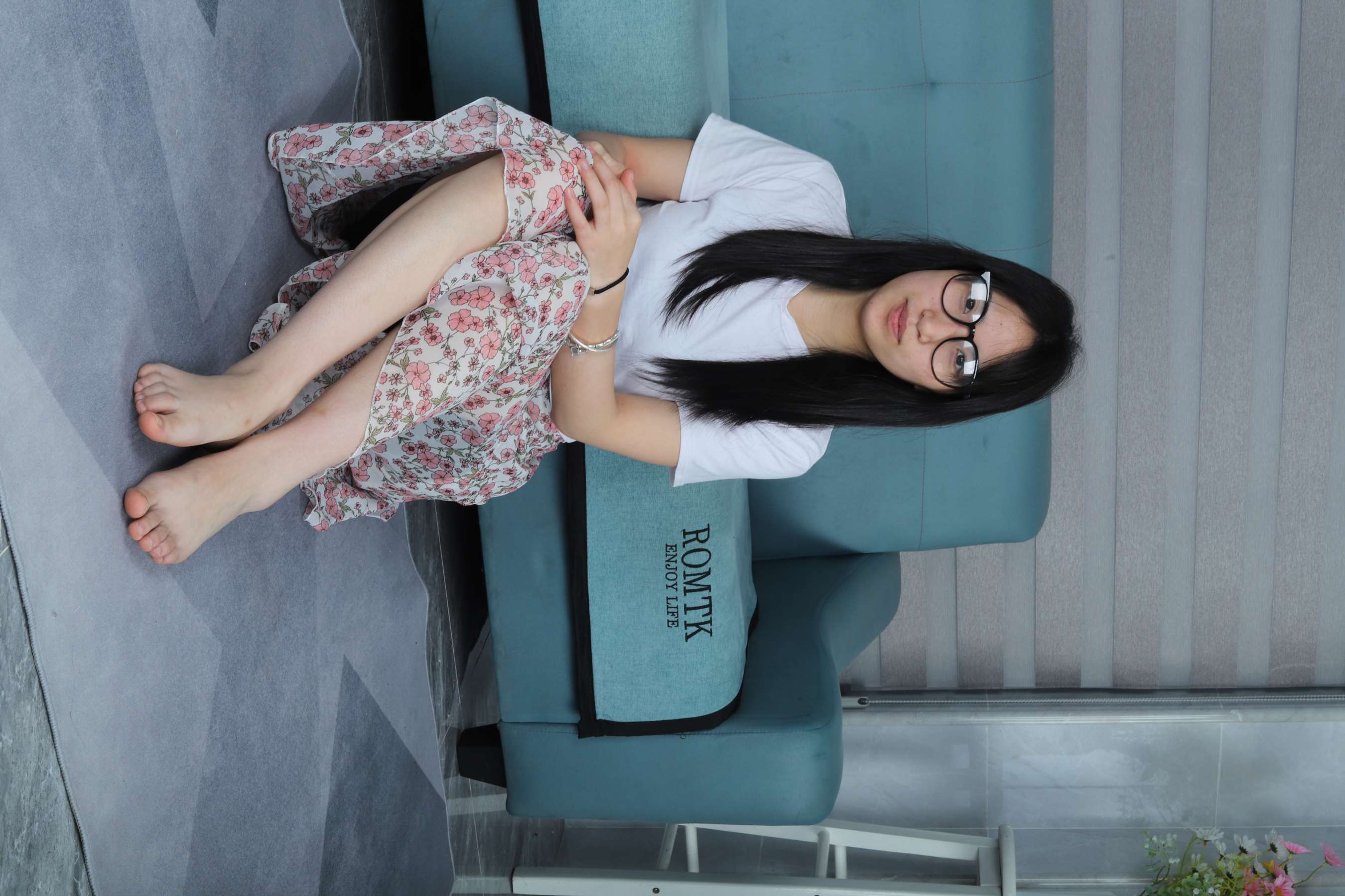 《女大学生巧巧秀美嫩小脚》作品图