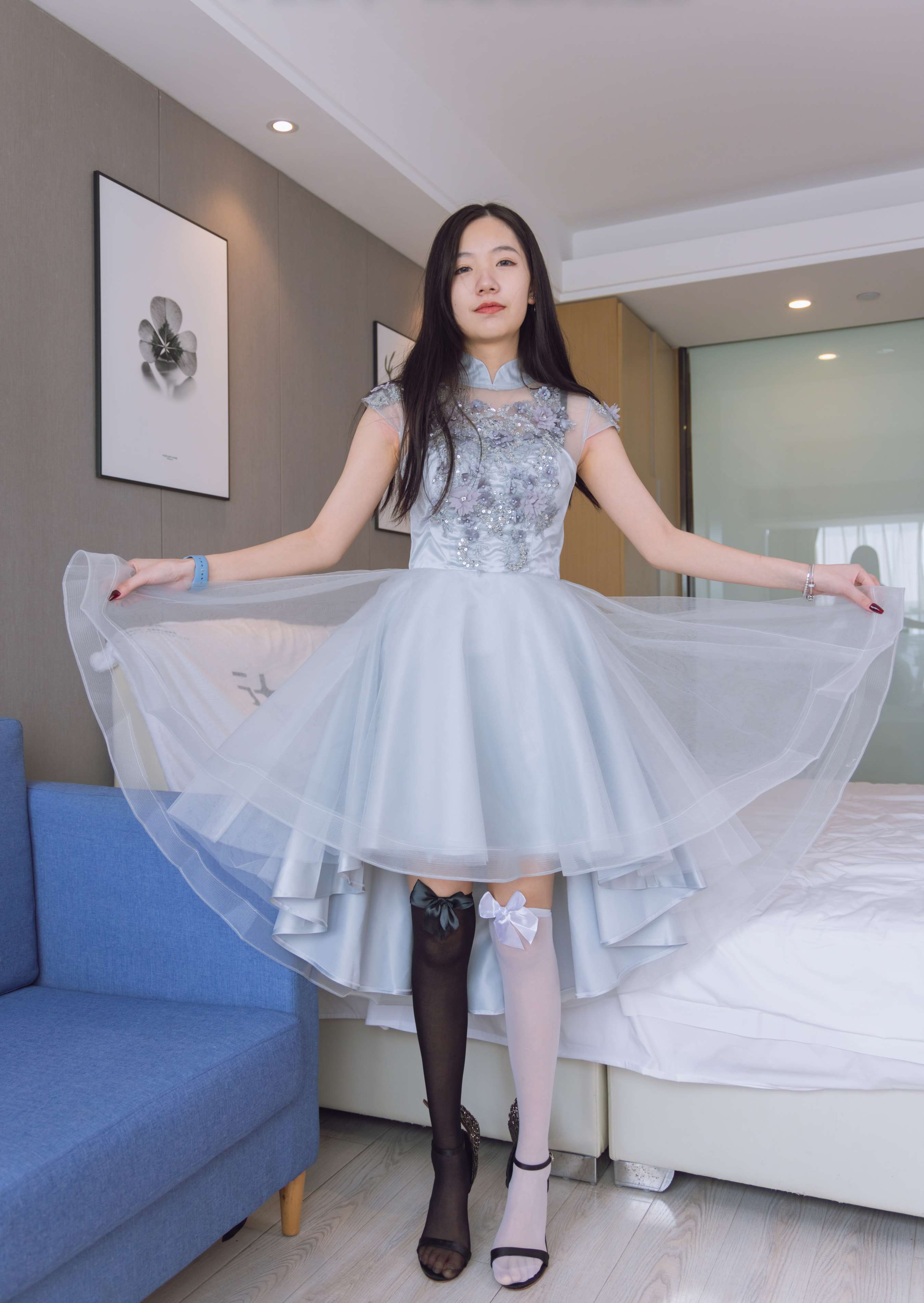 《小甜豆-高跟鞋黑白丝踩蛋糕》作品图