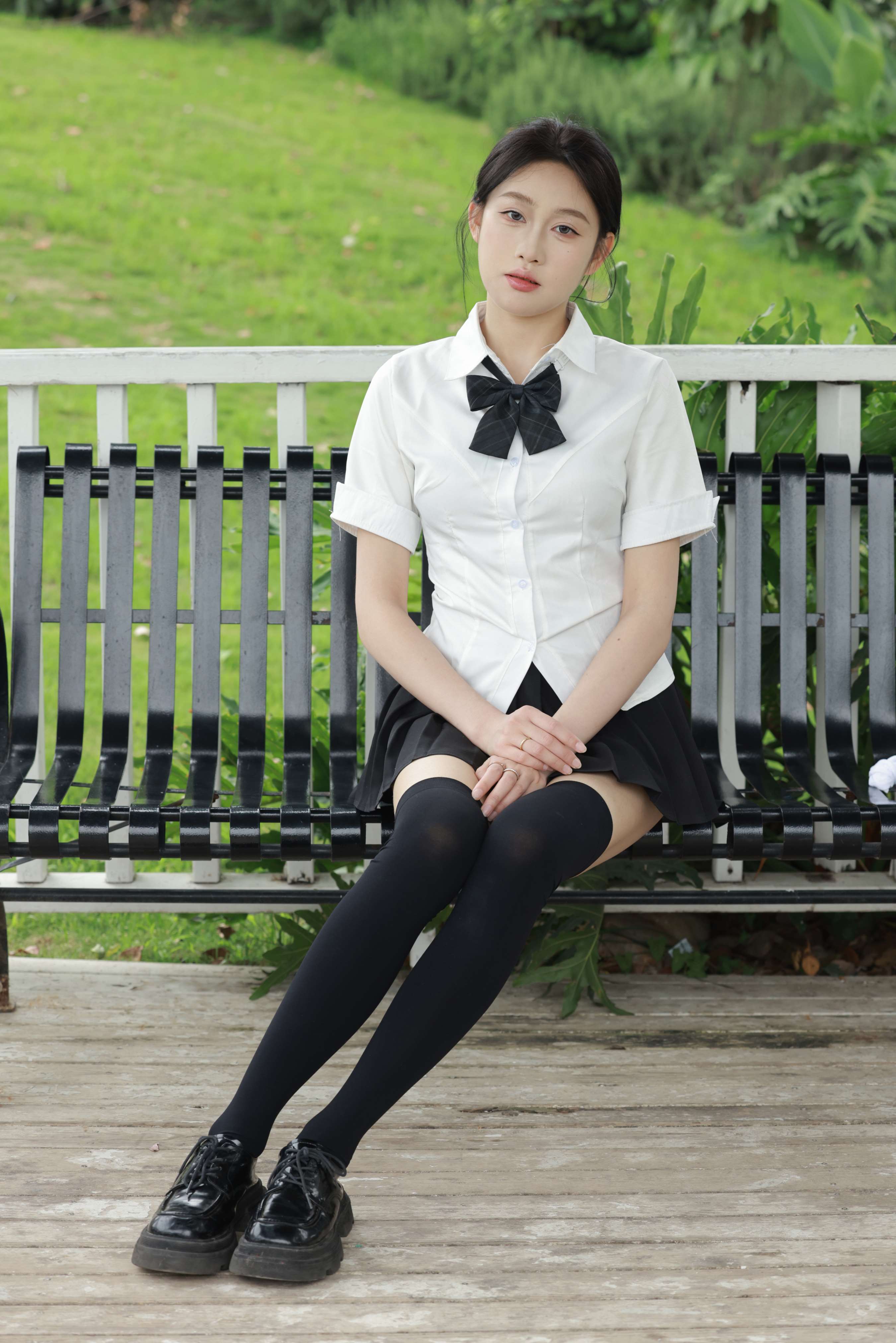 《妍妍皮鞋脱黑丝展嫩足》作品图