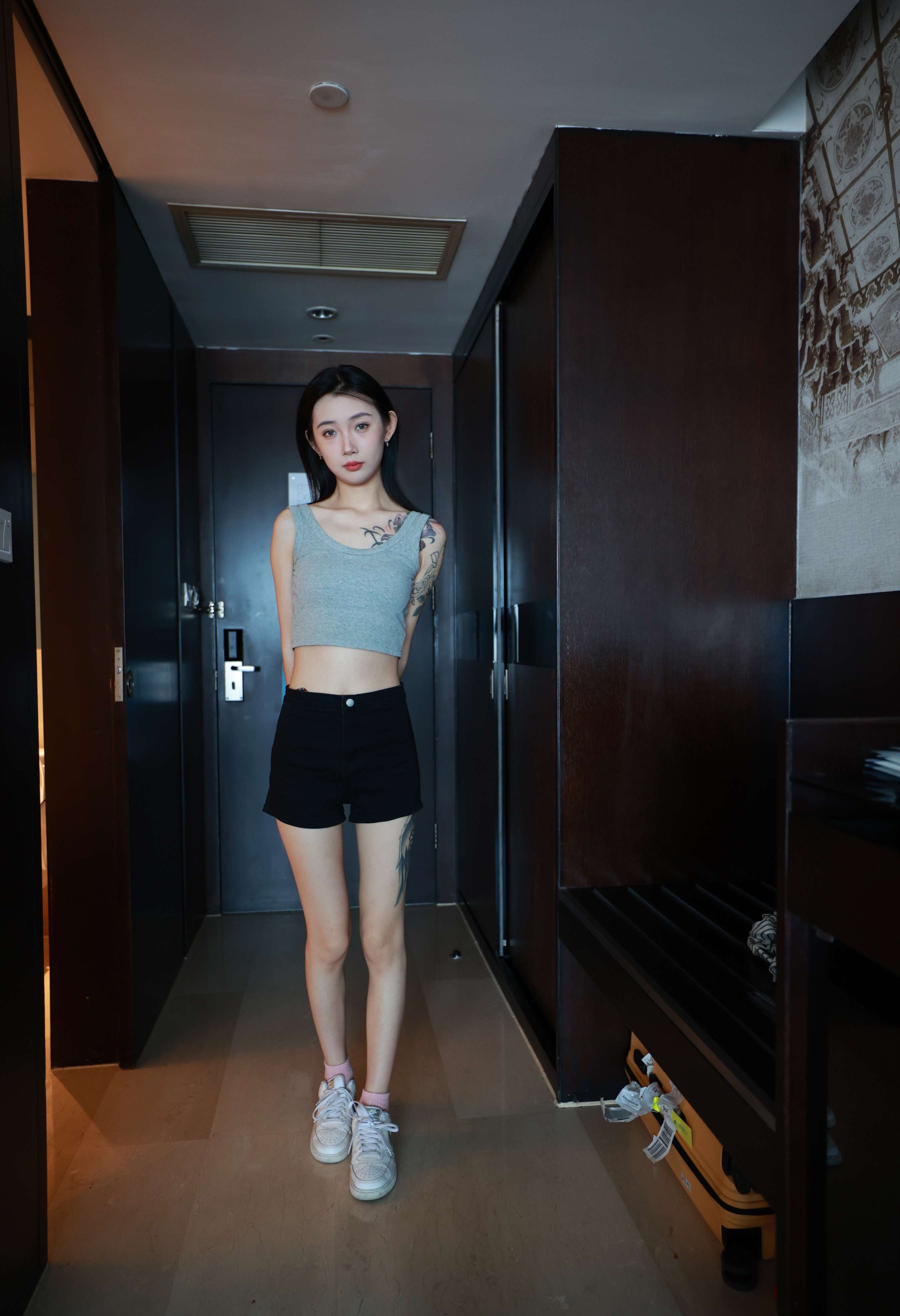 《纹身女念念嫩足》作品图