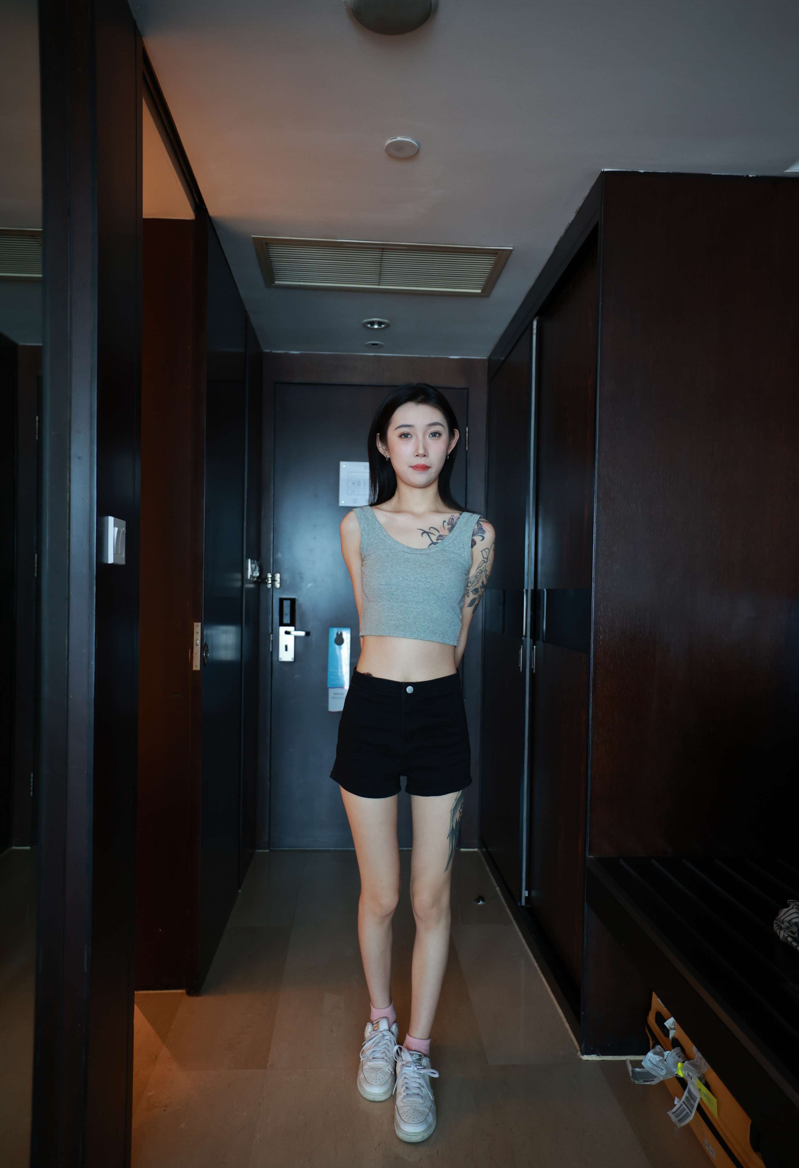 《纹身女念念嫩足》作品图