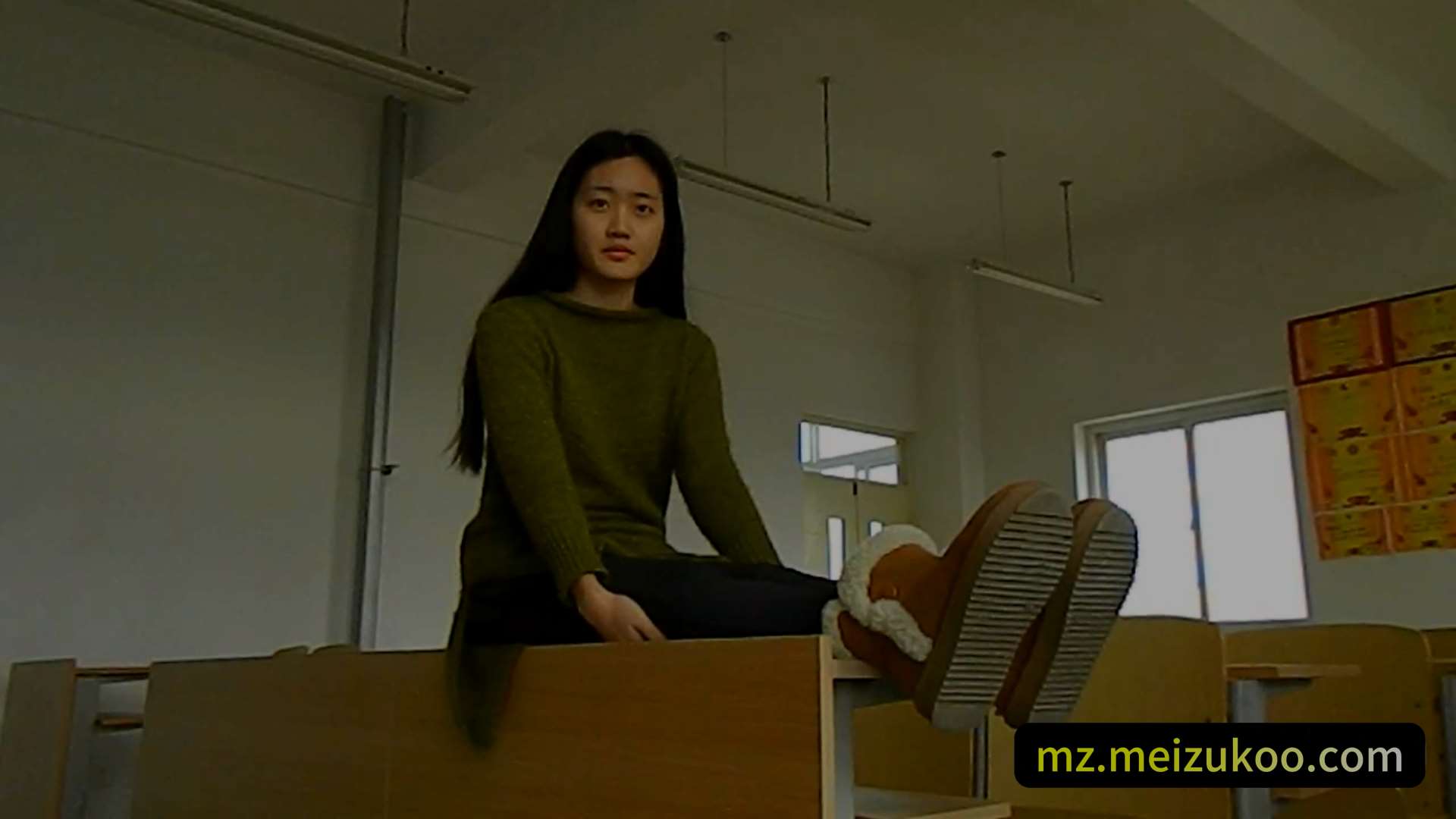 《[视频]露露教室展嫩足》作品图