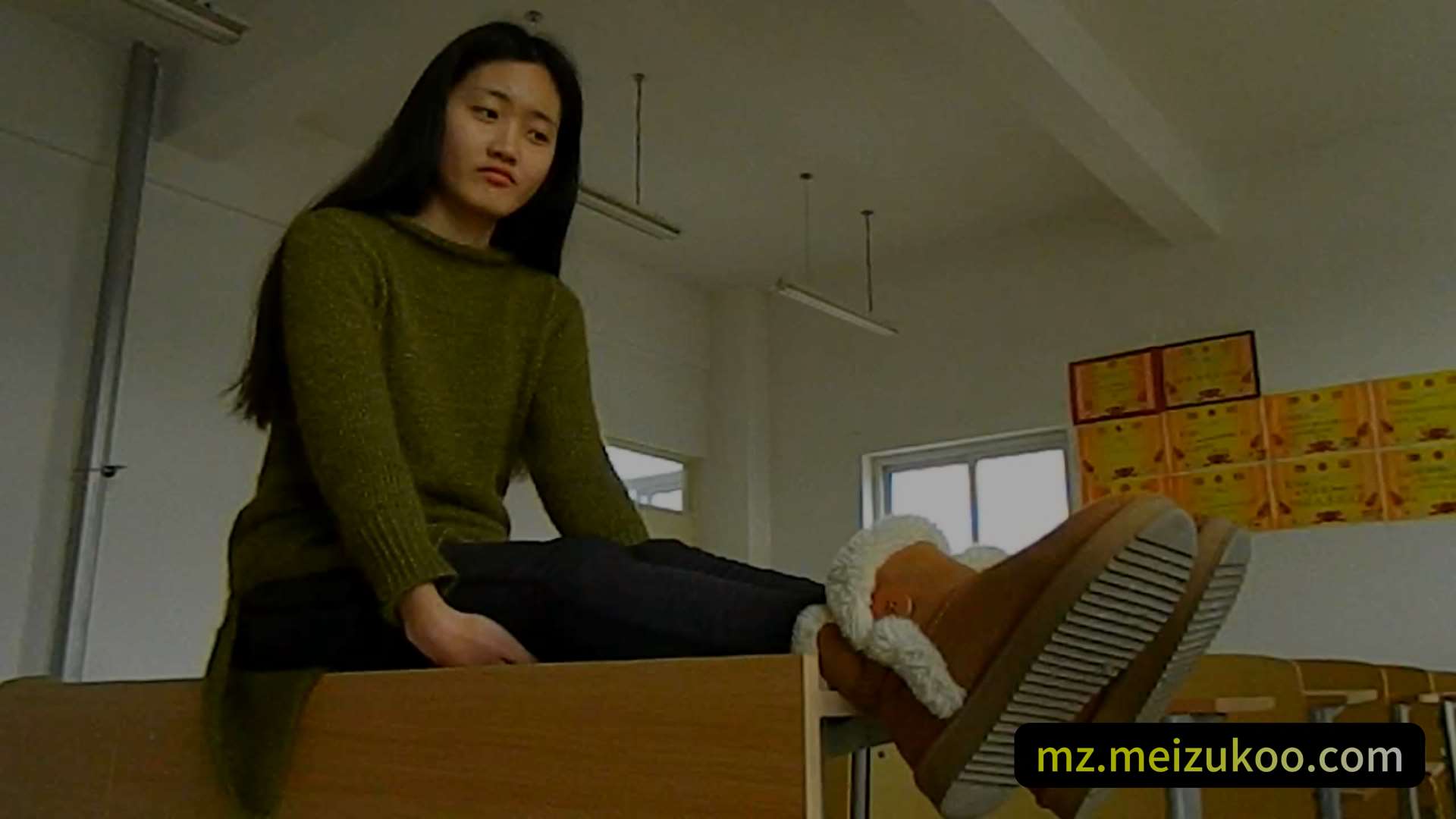 《[视频]露露教室展嫩足》作品图