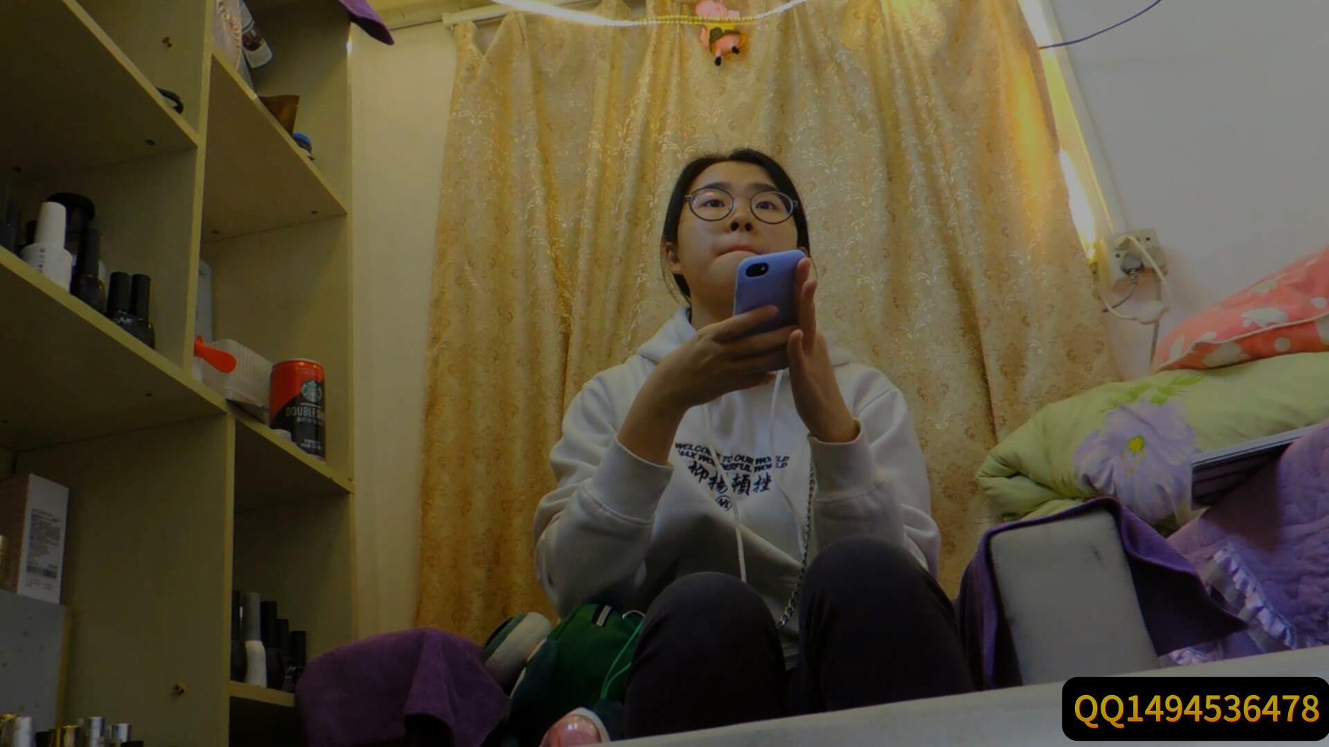 《[视频]清纯学生妹脱掉美术鞋袜大白脚尽漏》作品图