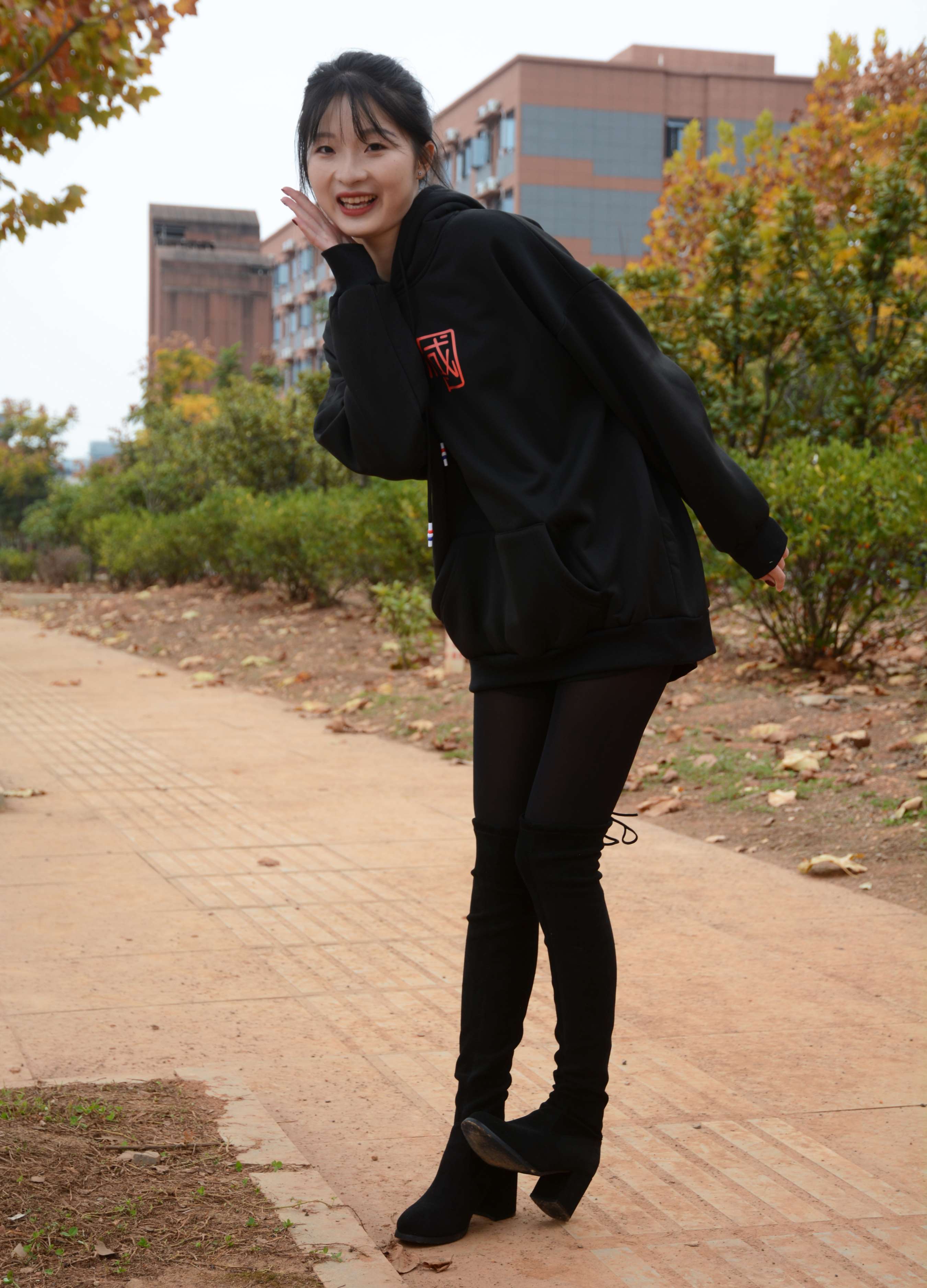 《安妮 浅看红枫》作品图