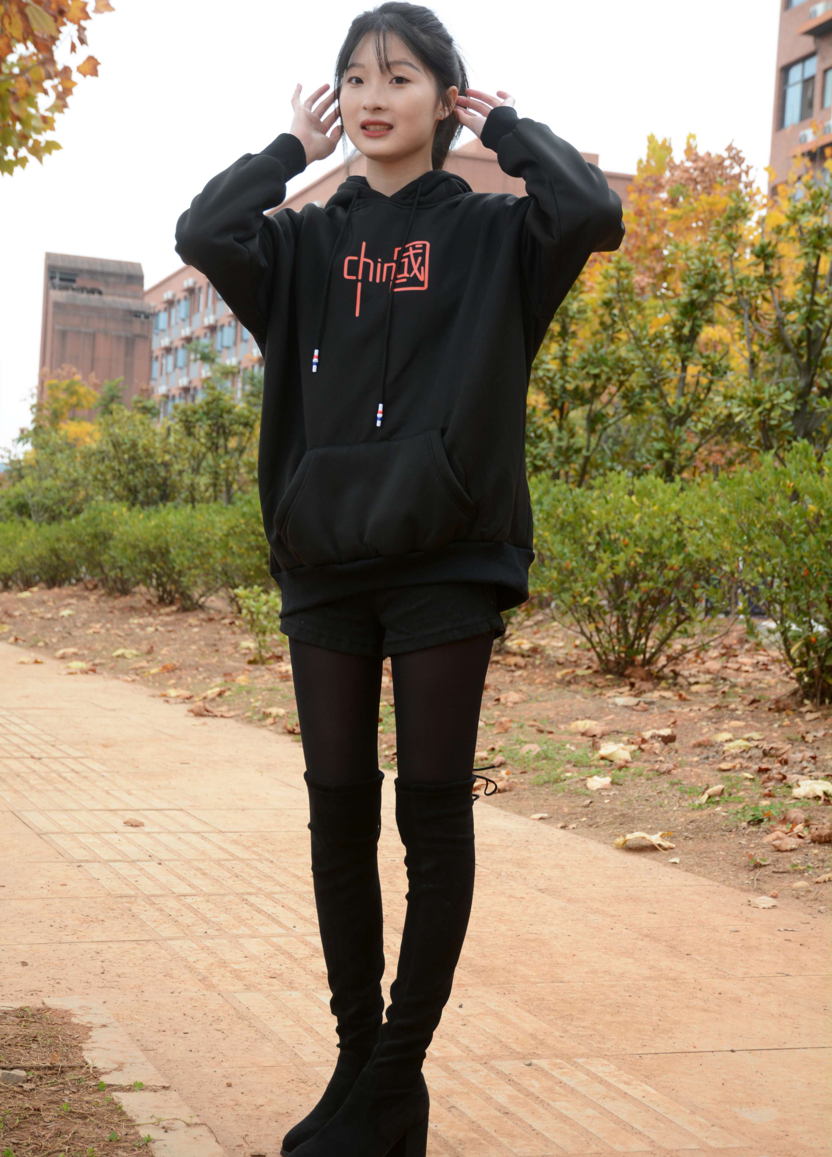 《安妮 浅看红枫》作品图