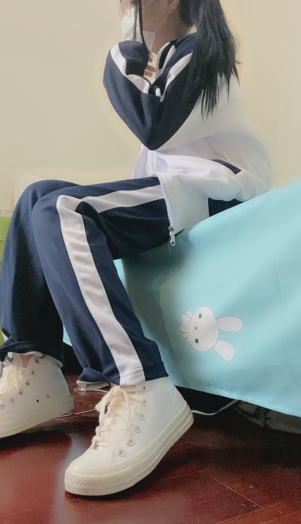 《校服学妹脱白袜展示红润脚心（15P+7V）》作品图