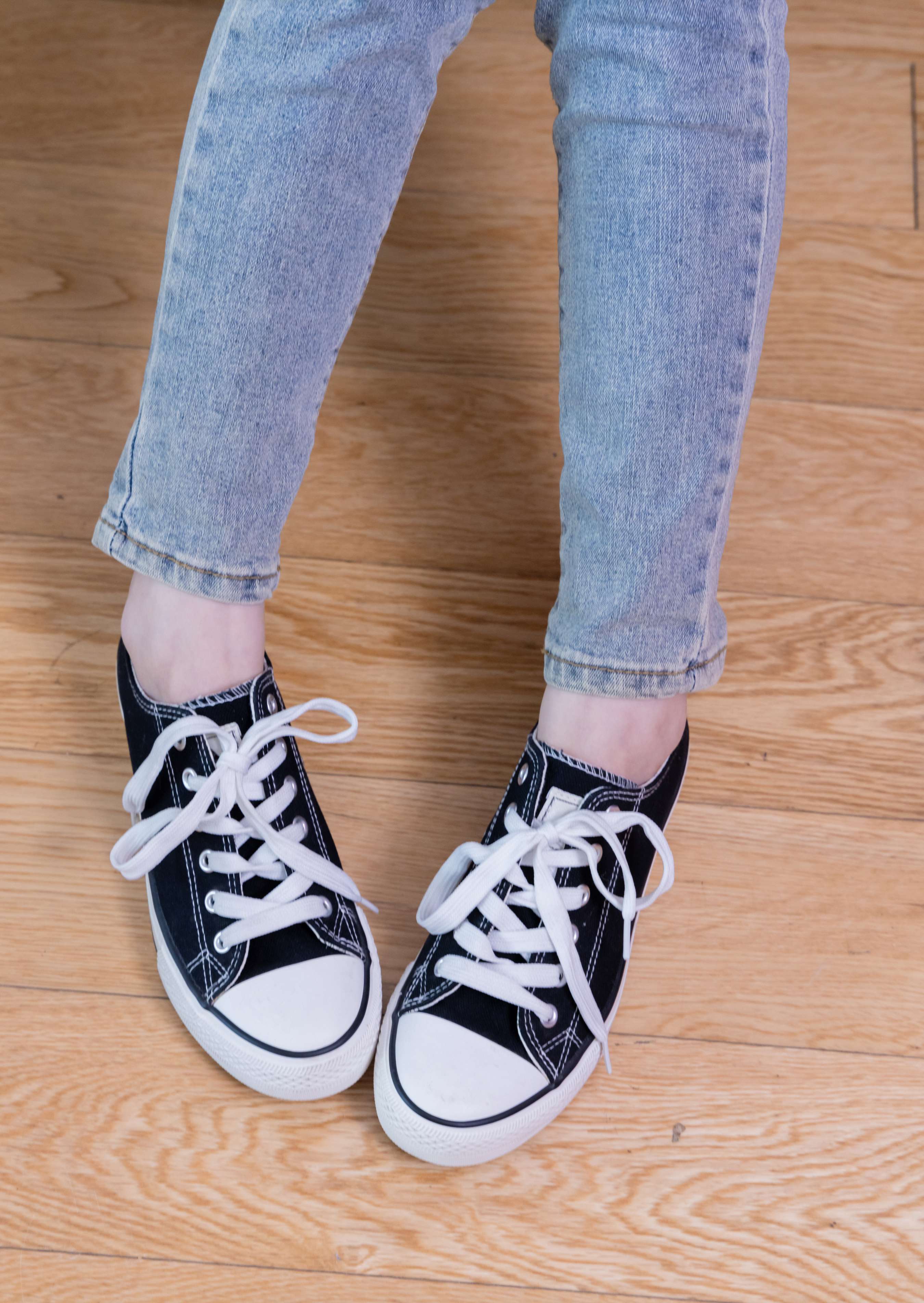 《甜甜圈-牛仔裤の嫩足》作品图