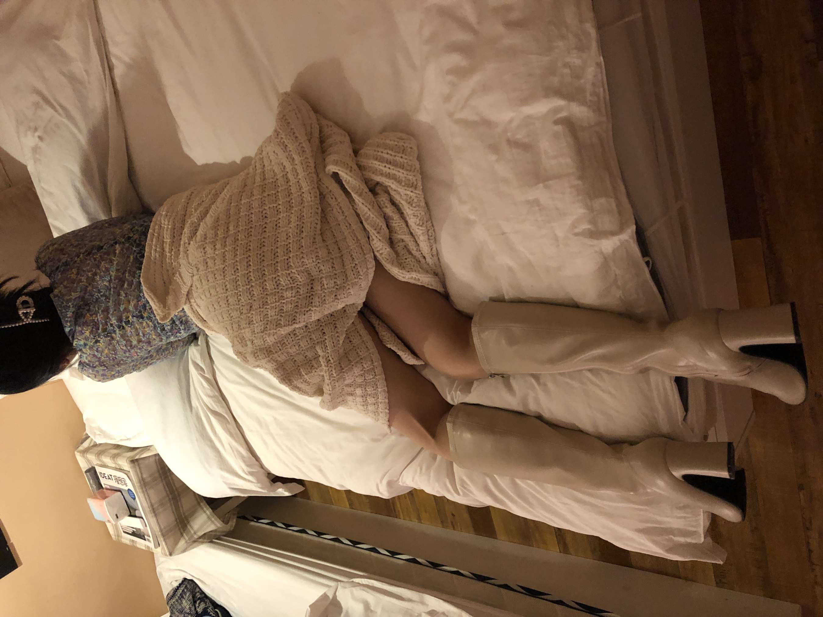 《约白袜裸足毛衣女神》作品图