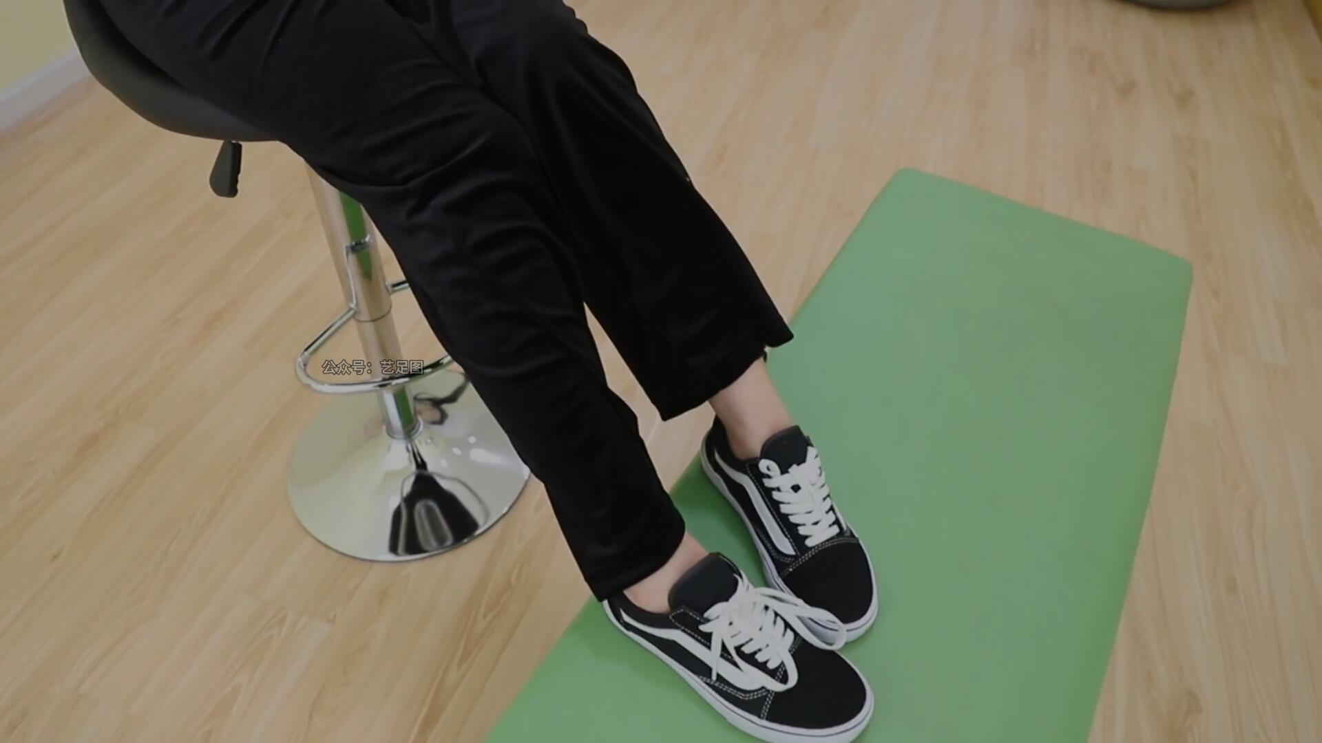 《[视频]少女布鞋の白棉袜脚》作品图