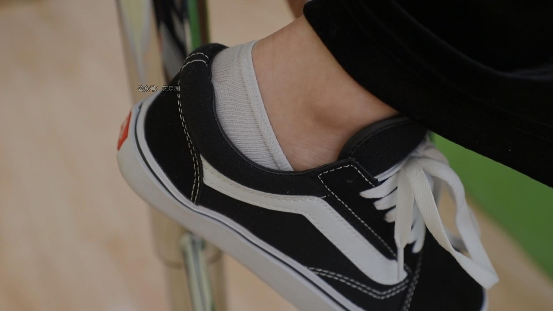 《[视频]少女布鞋の白棉袜脚》作品图