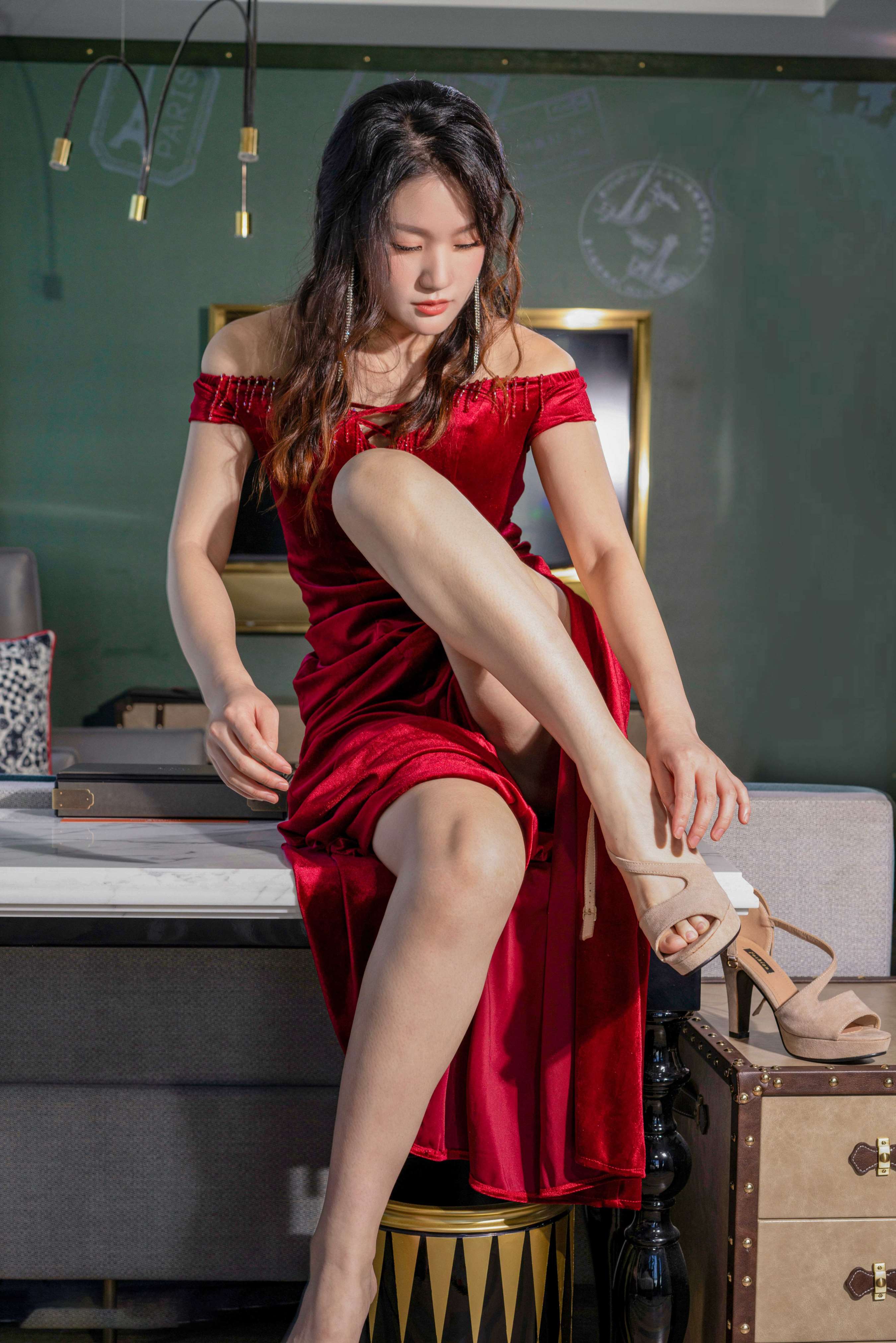 《苏黛-盛装宴会后脱鞋赤脚》作品图