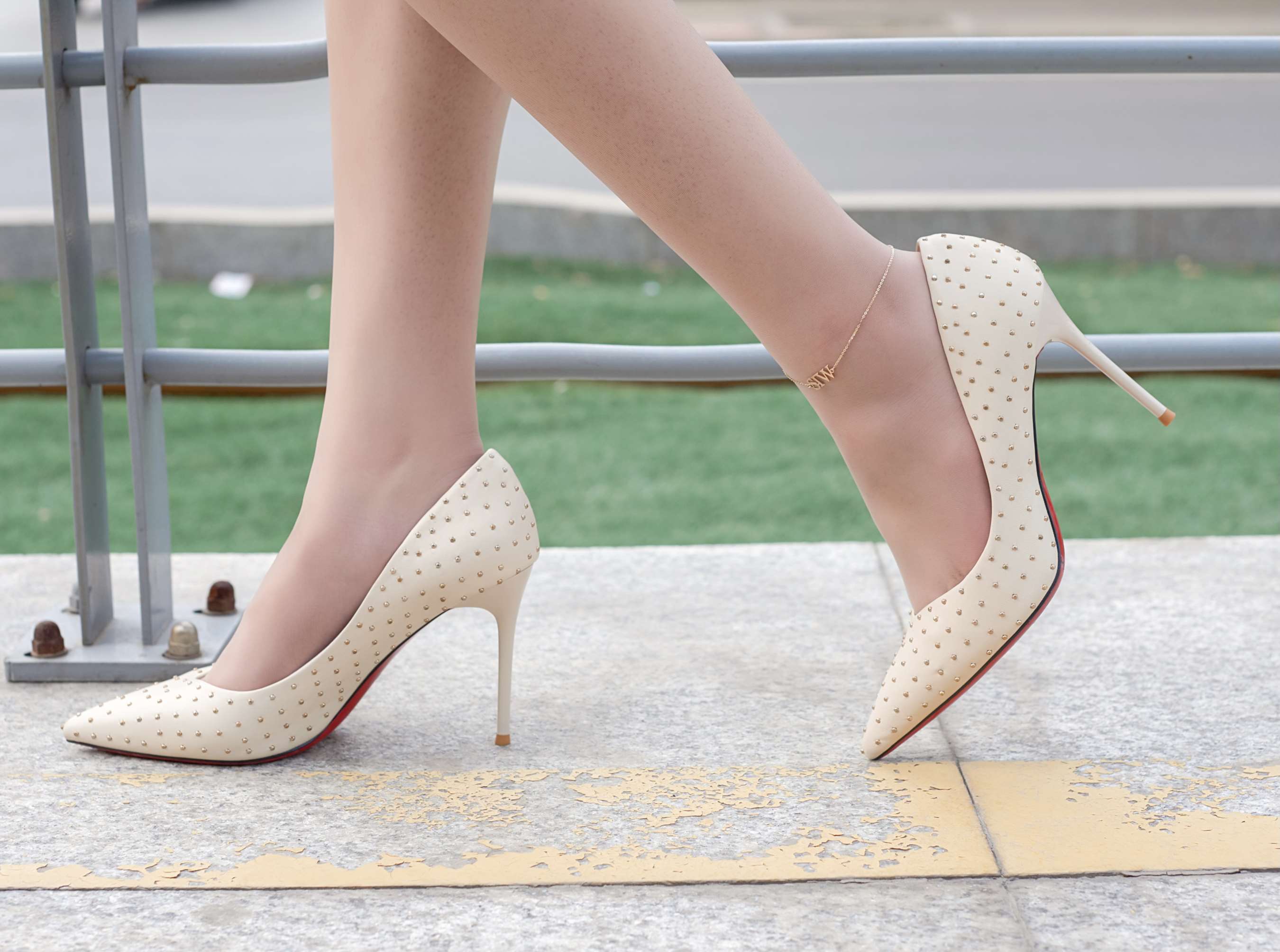 《格子裙の肉丝足》作品图