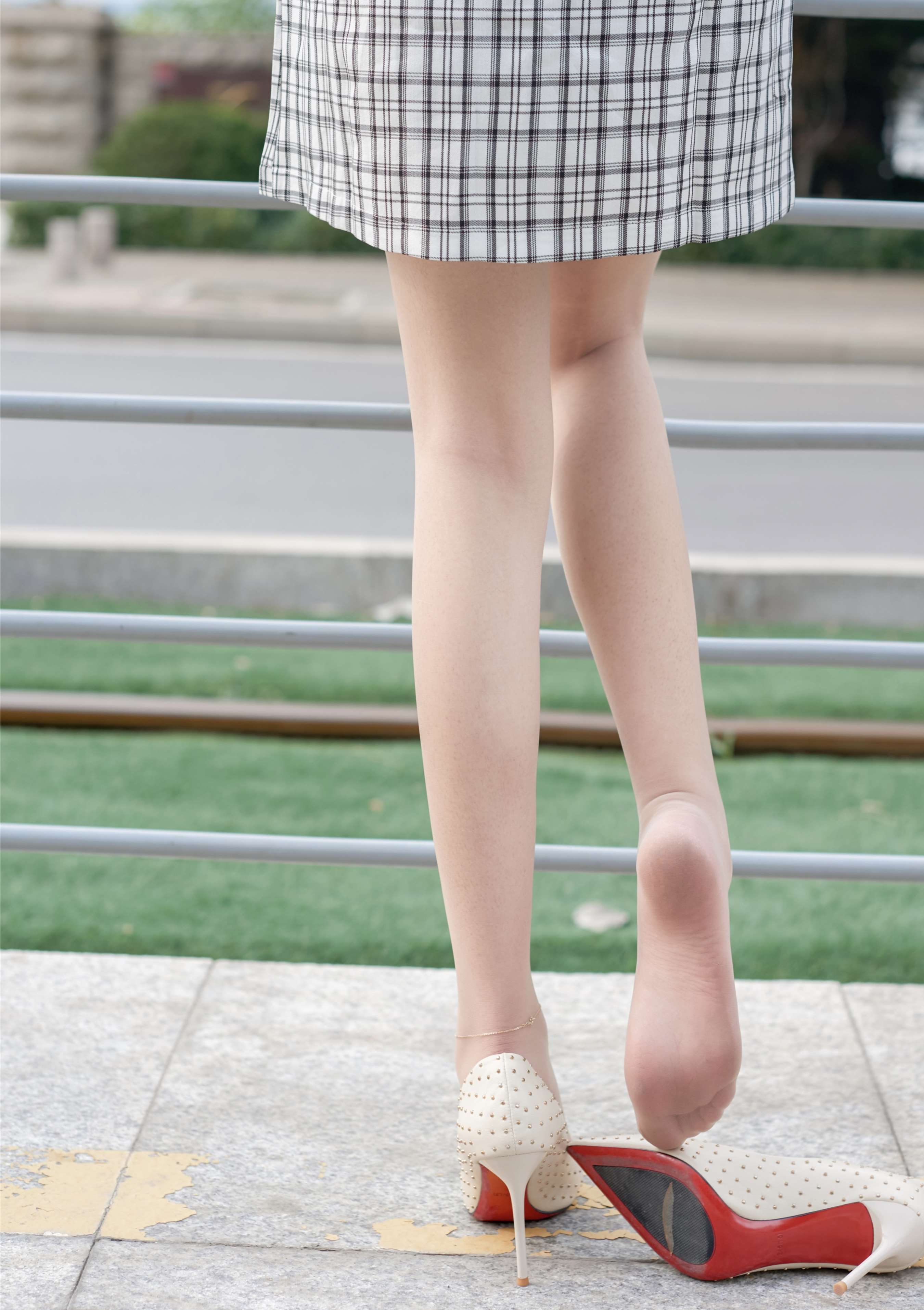 《格子裙の肉丝足》作品图