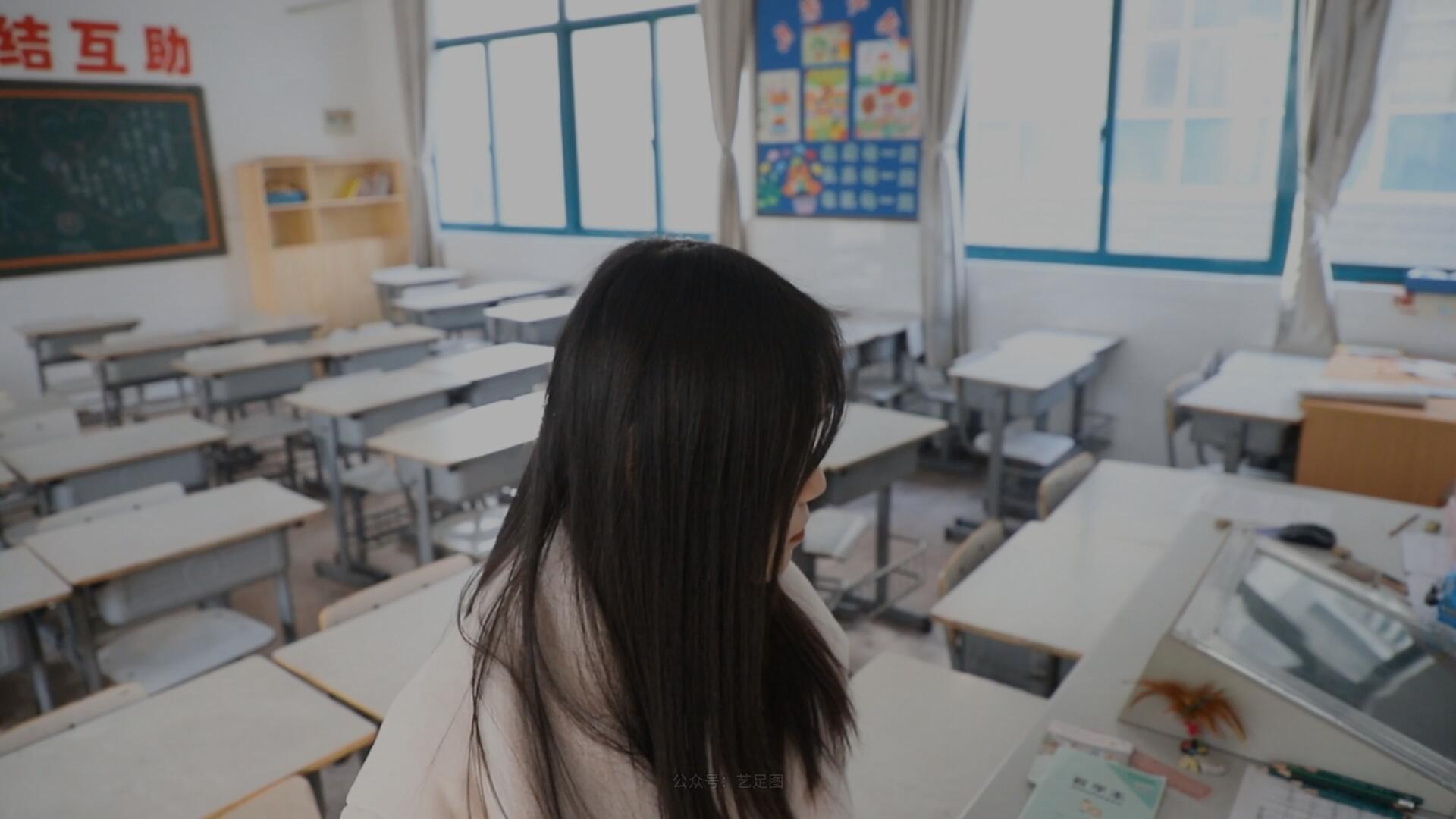 《[视频]学妹教室展嫩足》作品图