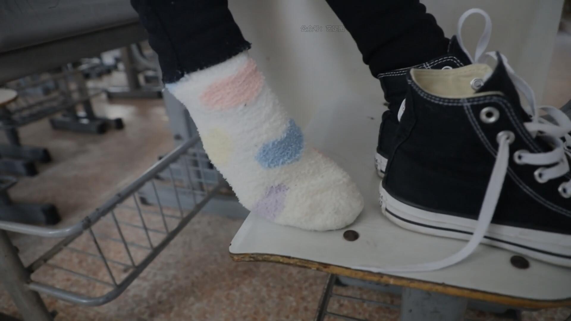 《[视频]学妹教室展嫩足》作品图