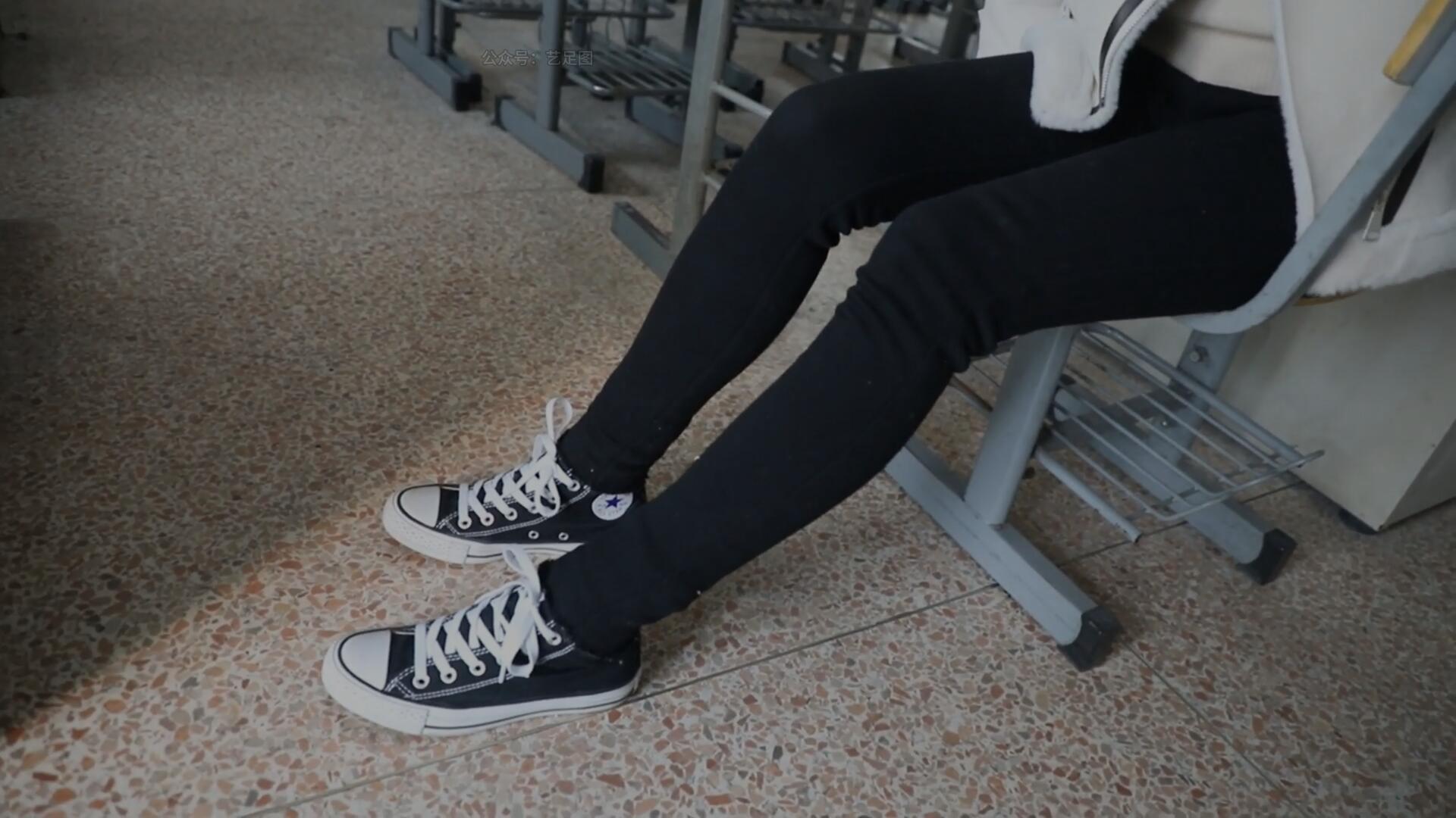 《[视频]学妹教室展嫩足》作品图