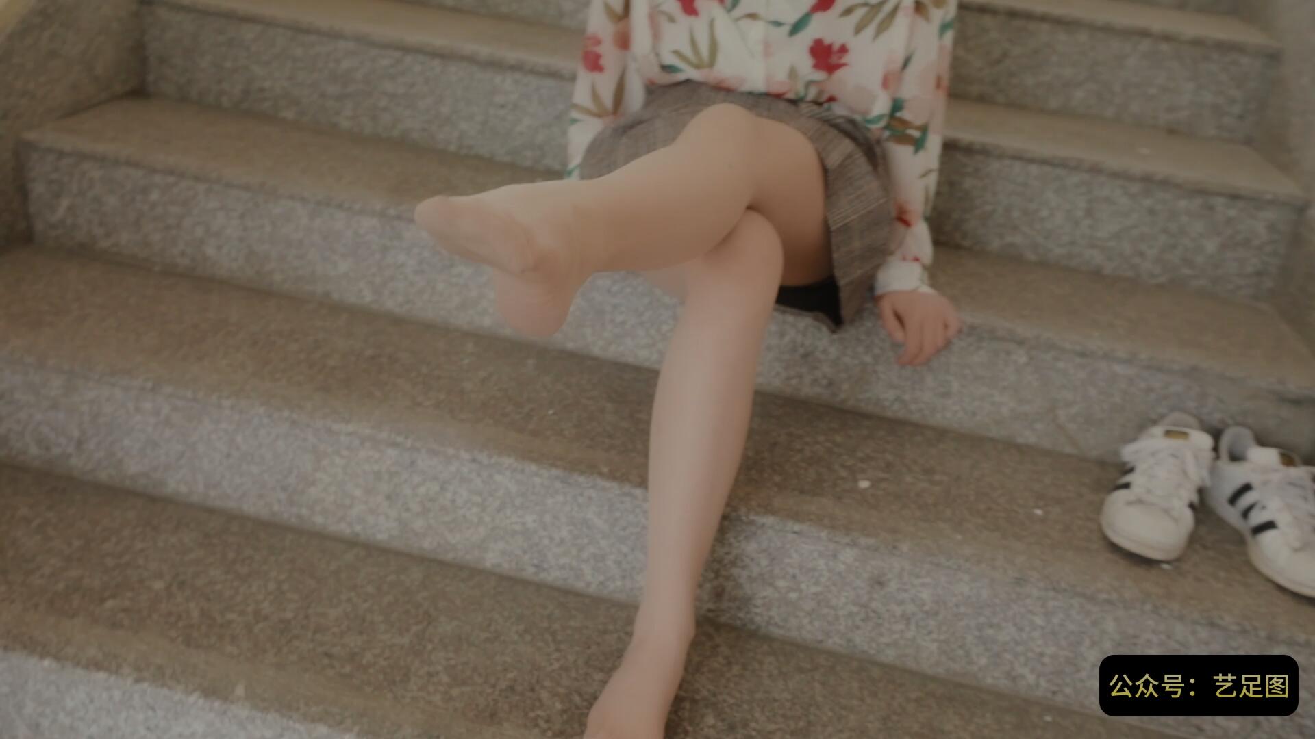 《[视频]宿楼丝袜美脚女神-魏婷婷》作品图