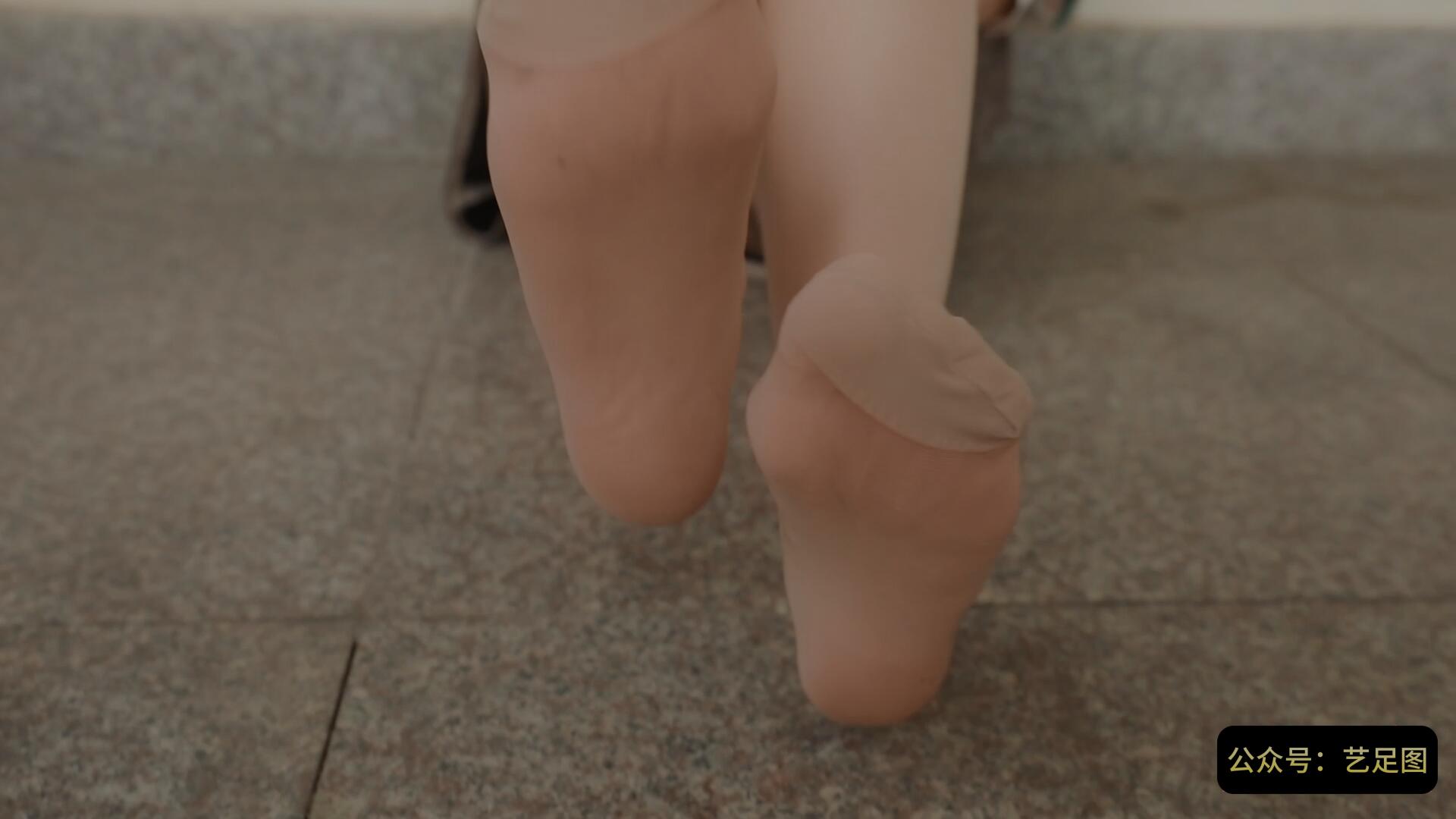 《[视频]宿楼丝袜美脚女神-魏婷婷》作品图