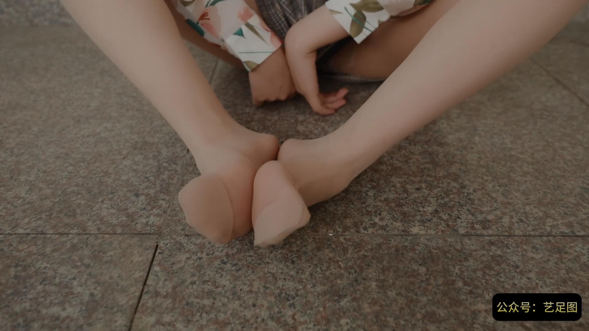 《[视频]宿楼丝袜美脚女神-魏婷婷》作品图