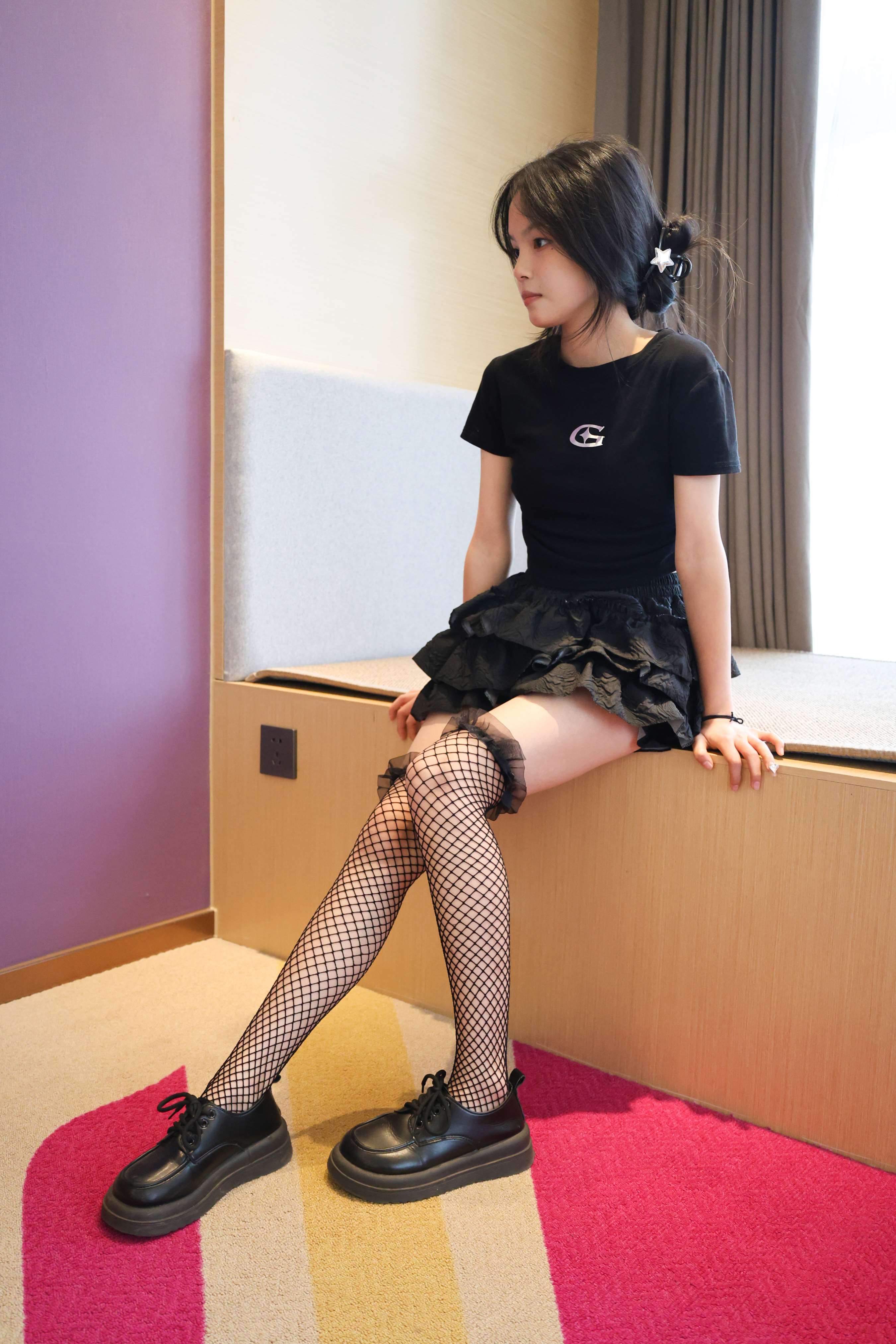 《少女皮鞋の网袜脚丫》作品图