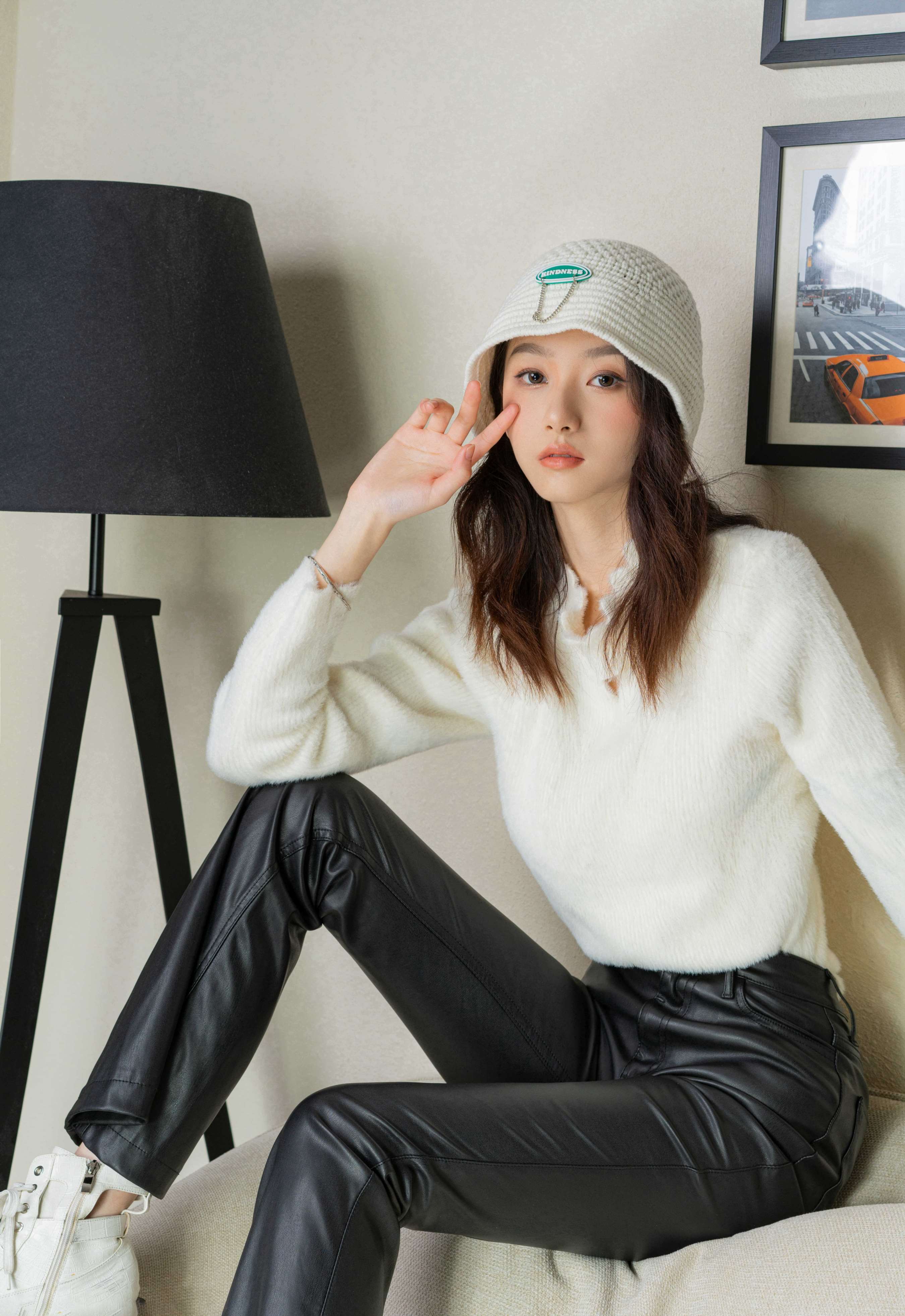 《张乐萱-雪白肌肤的模特脱下她的靴子》作品图