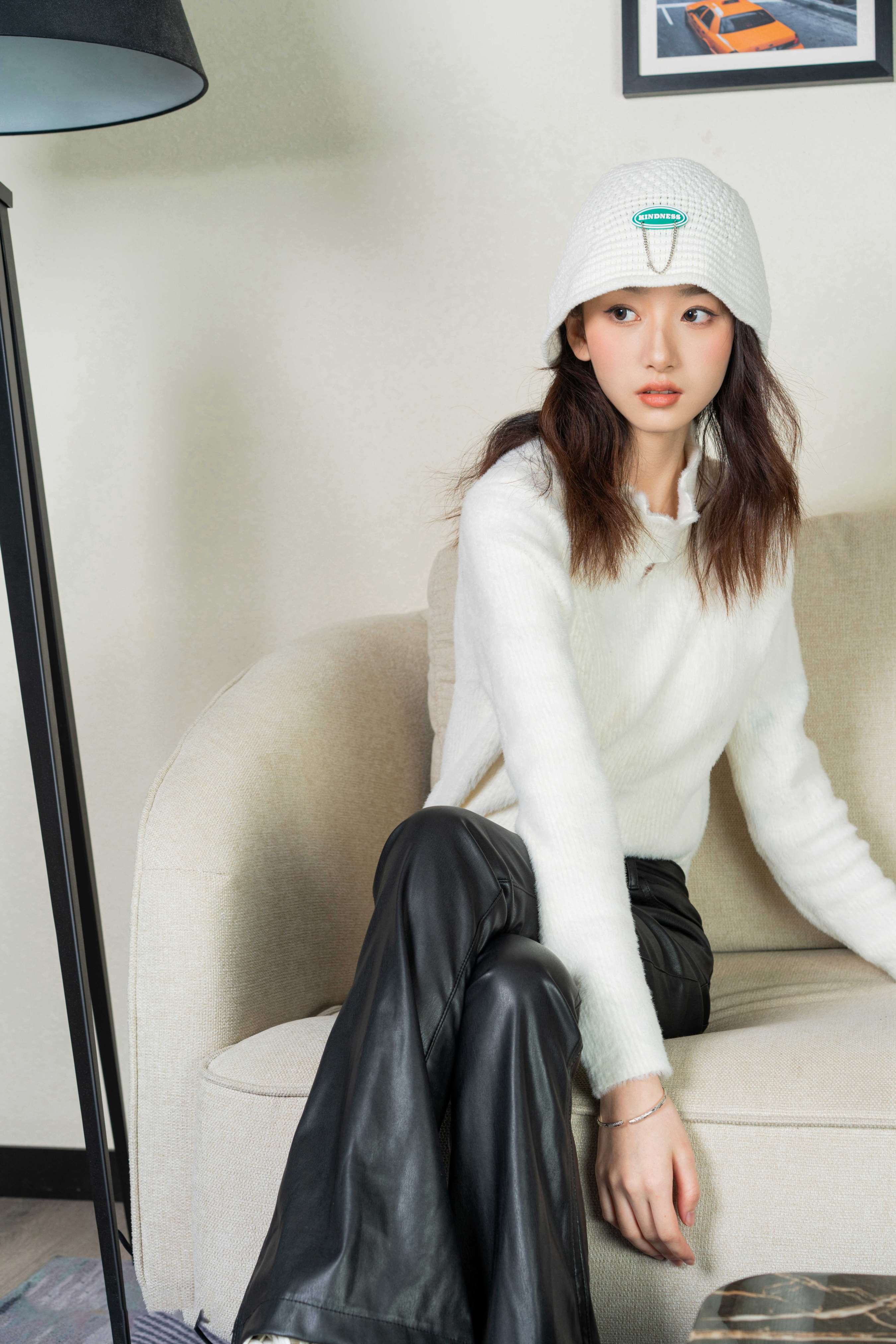 《张乐萱-雪白肌肤的模特脱下她的靴子》作品图