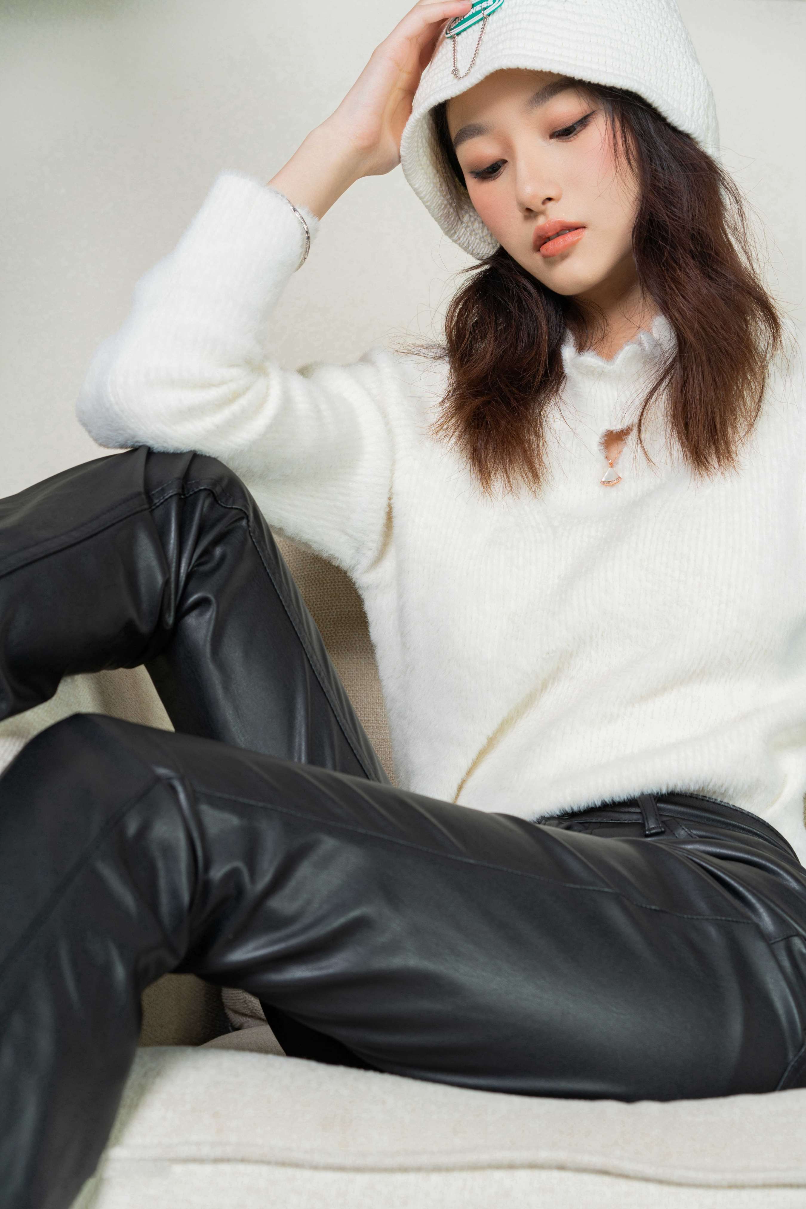 《张乐萱-雪白肌肤的模特脱下她的靴子》作品图