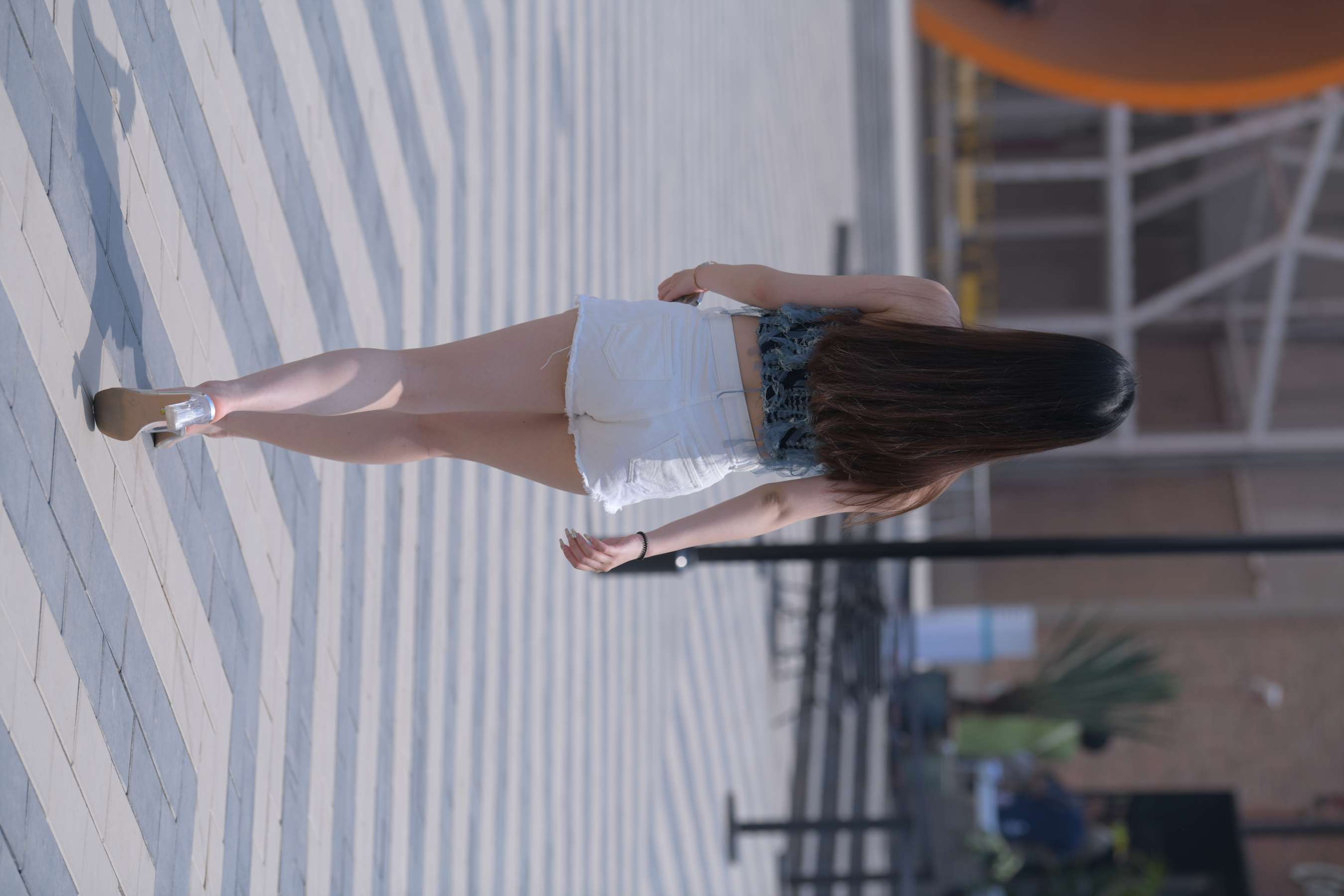 《白色热裤少女嫩足 第一部》作品图