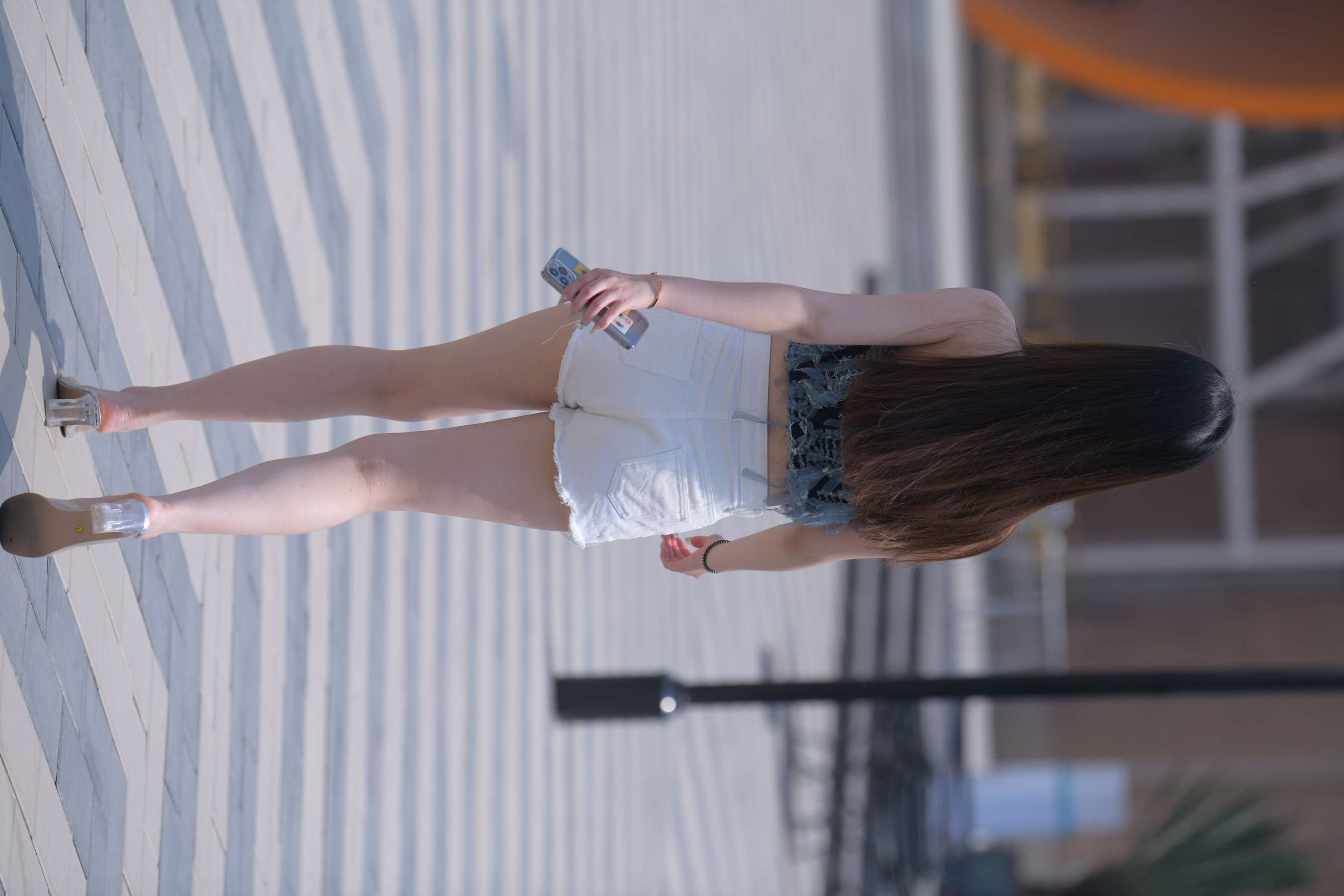 《白色热裤少女嫩足 第一部》作品图