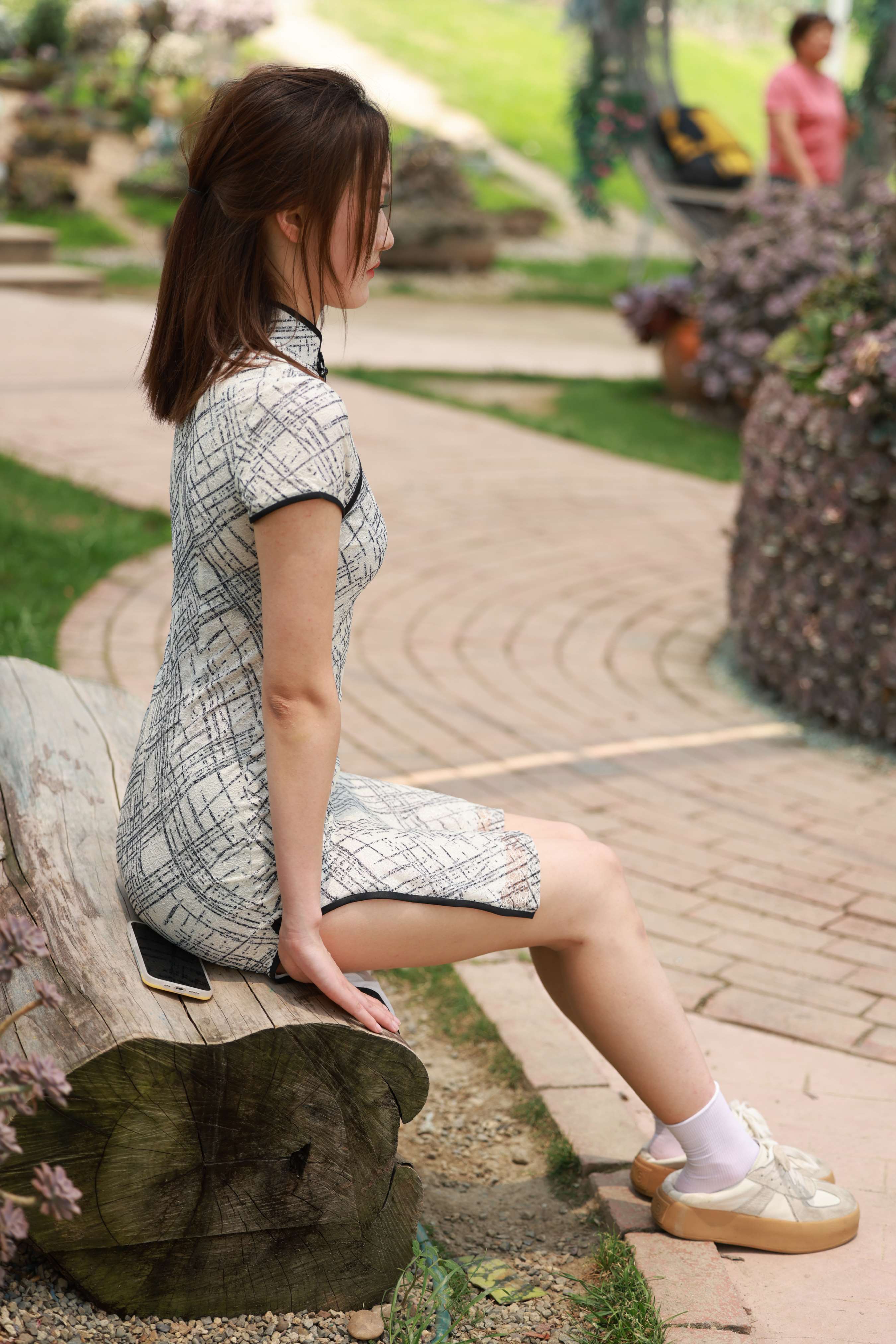 《杏儿脱白棉袜展嫩足》作品图