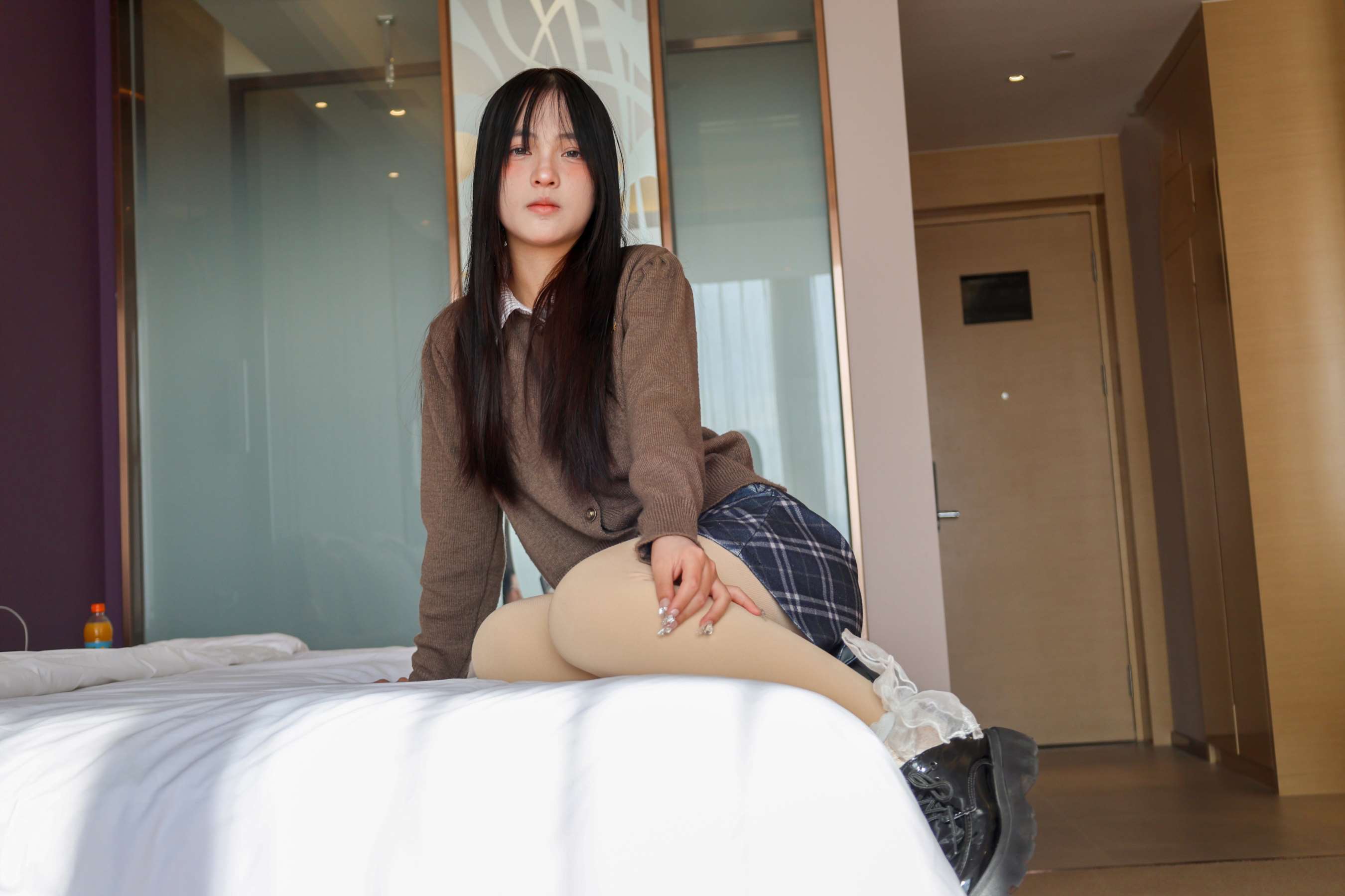 《少女脱棉袜展嫩足》作品图