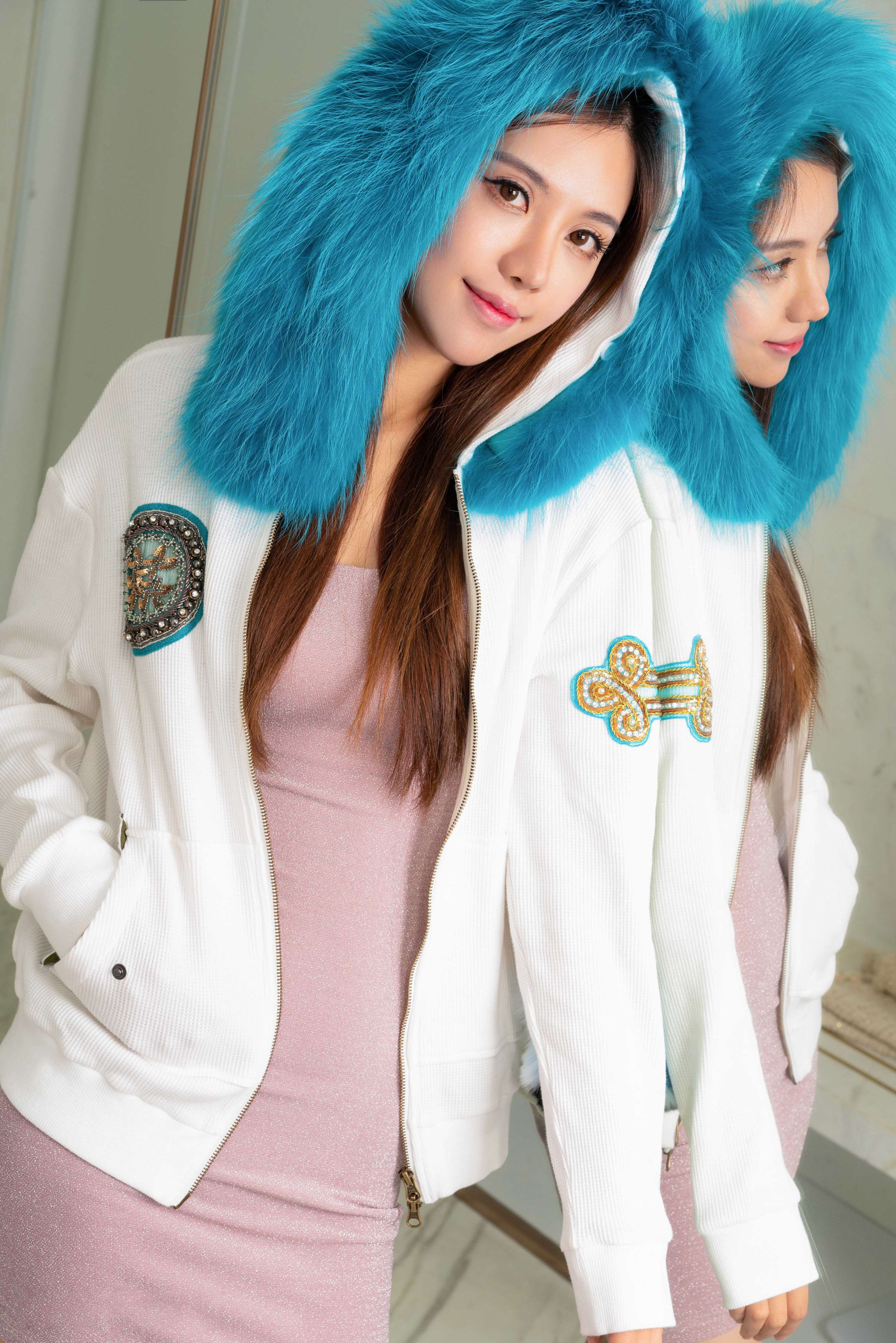 《静怡-冬日长靴里的修长裸足》作品图