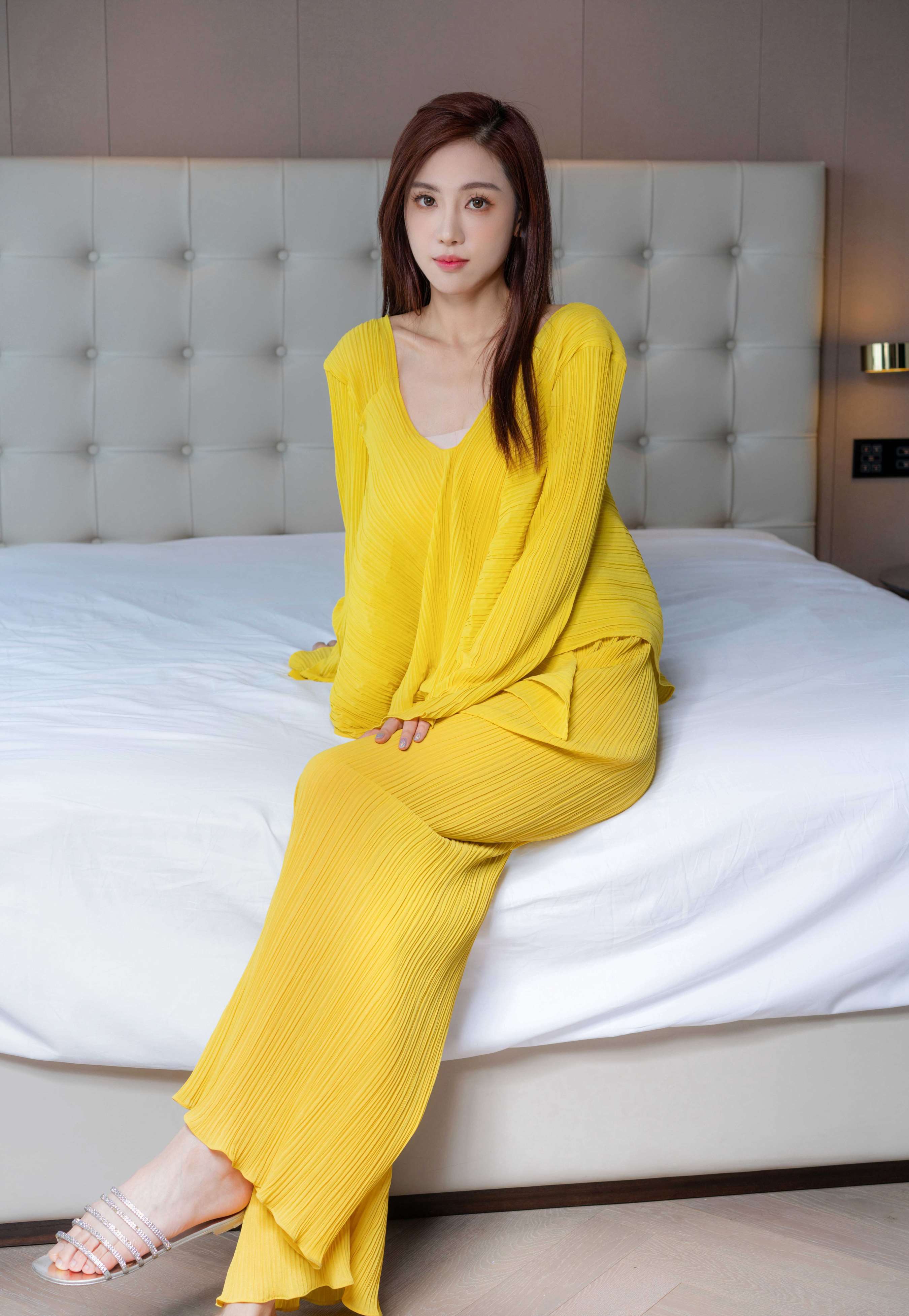 《静怡-都市丽人的白皙凉拖玉足》作品图