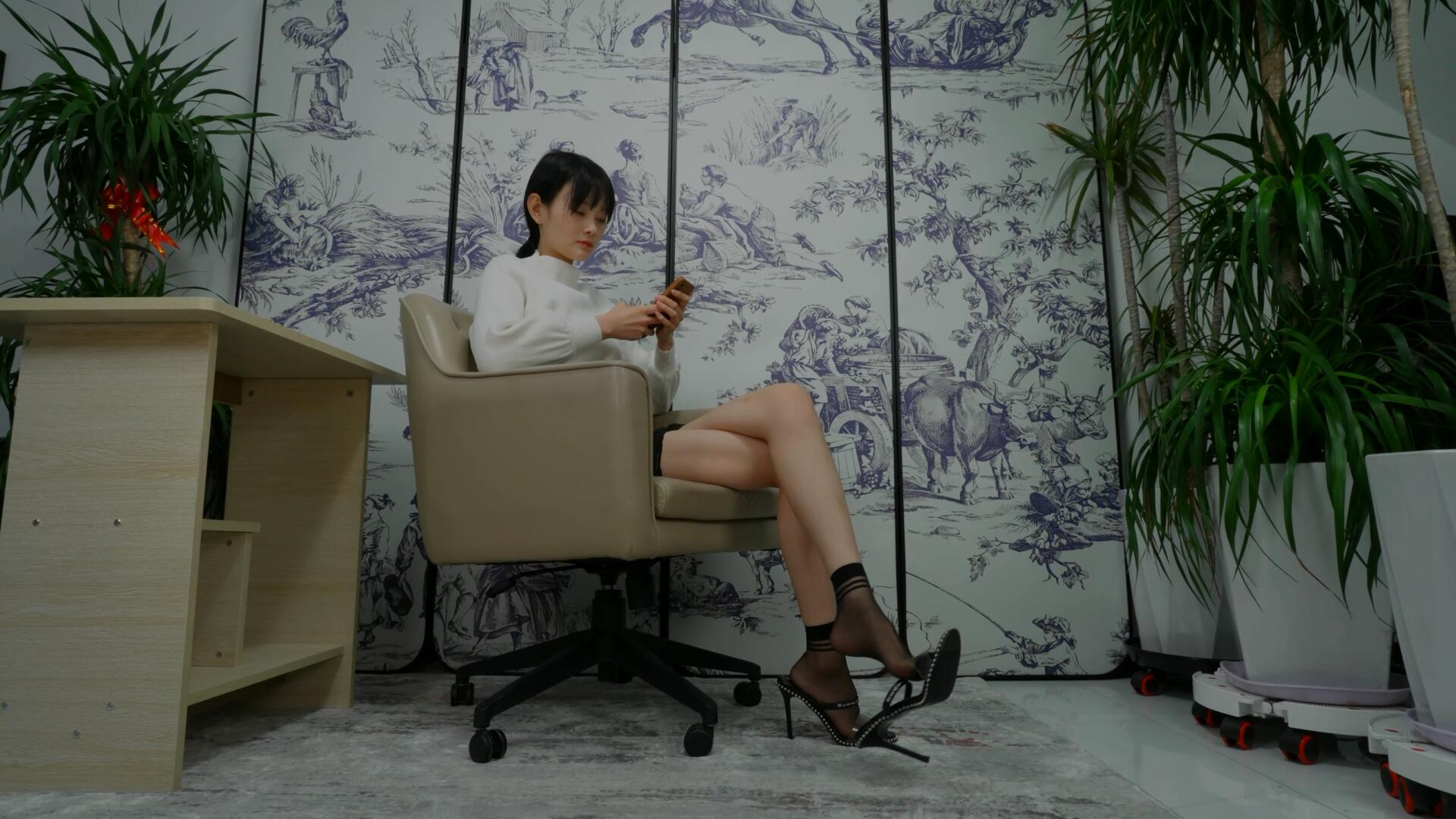 《[寄卖视频]-A&F-可爱妹子展示她性感的36EU小脚》作品图