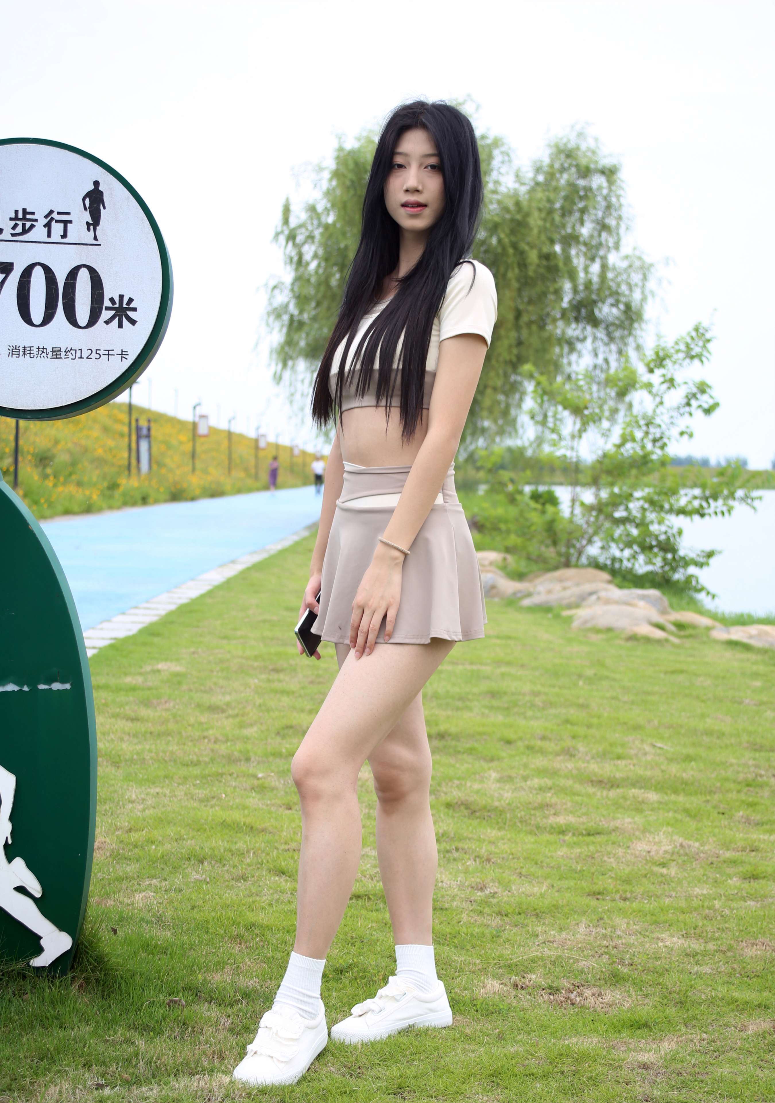 《秀秀长白袜》作品图