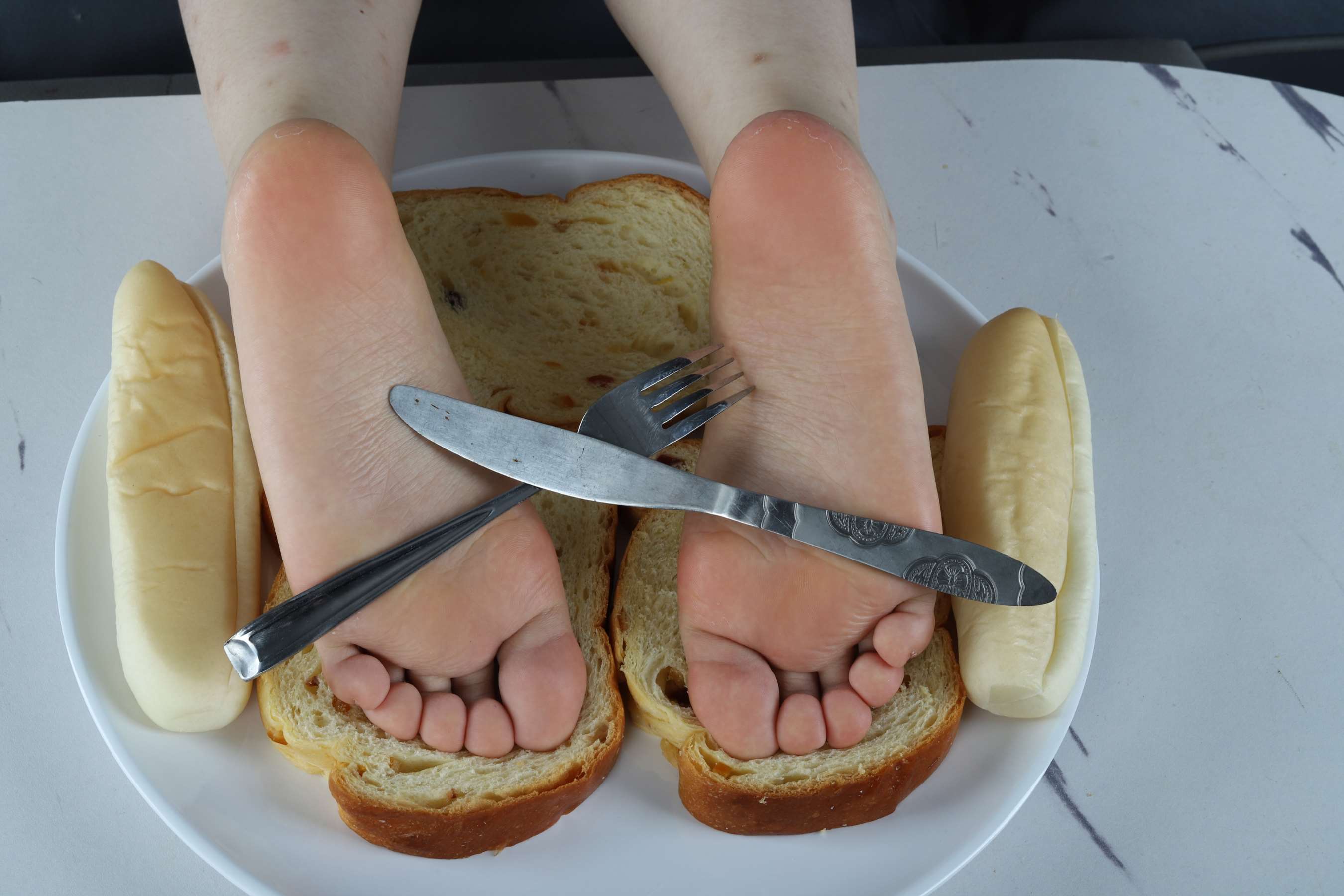 《小晴滑滑的小脚配面包超级香》作品图