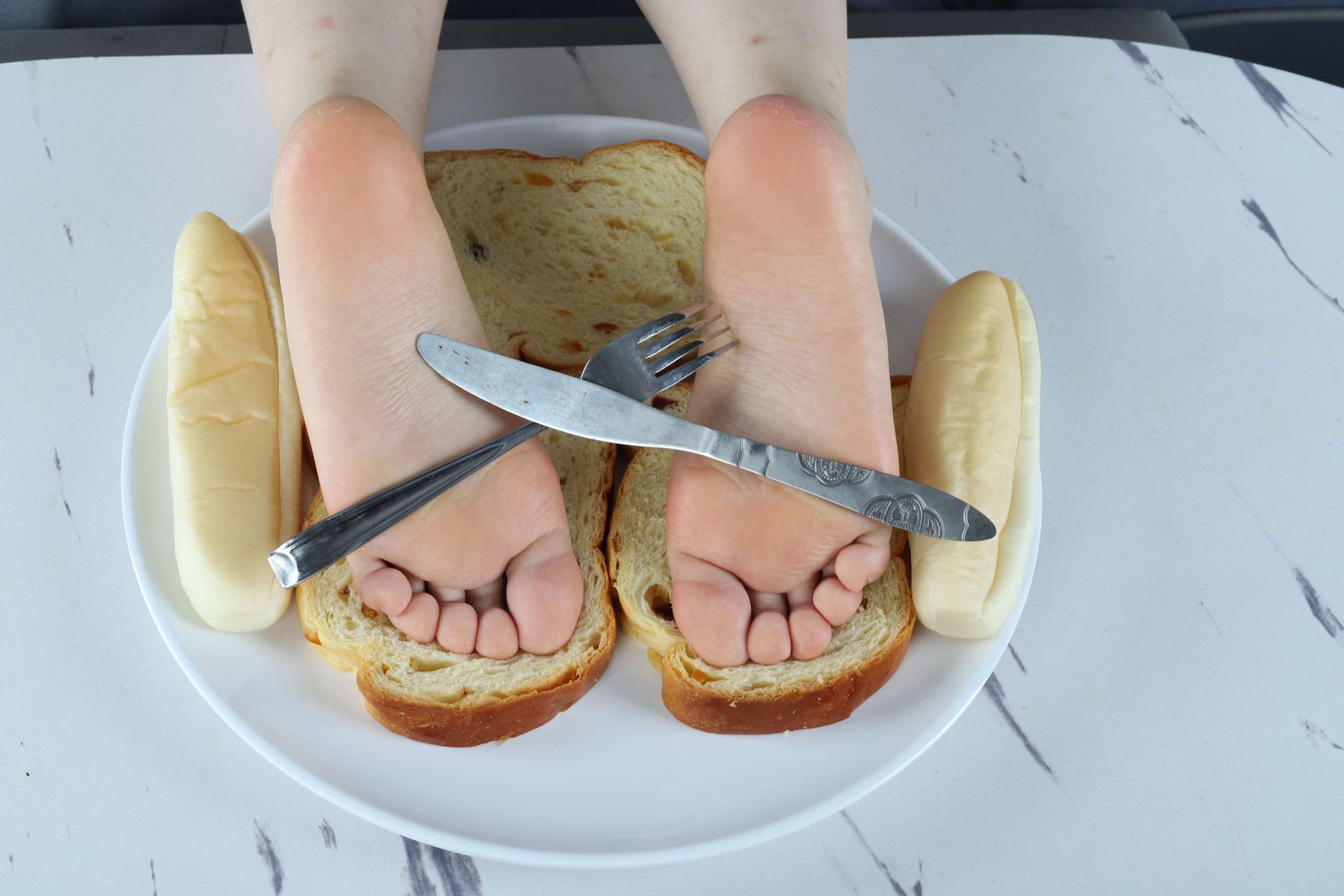 《小晴滑滑的小脚配面包超级香》作品图