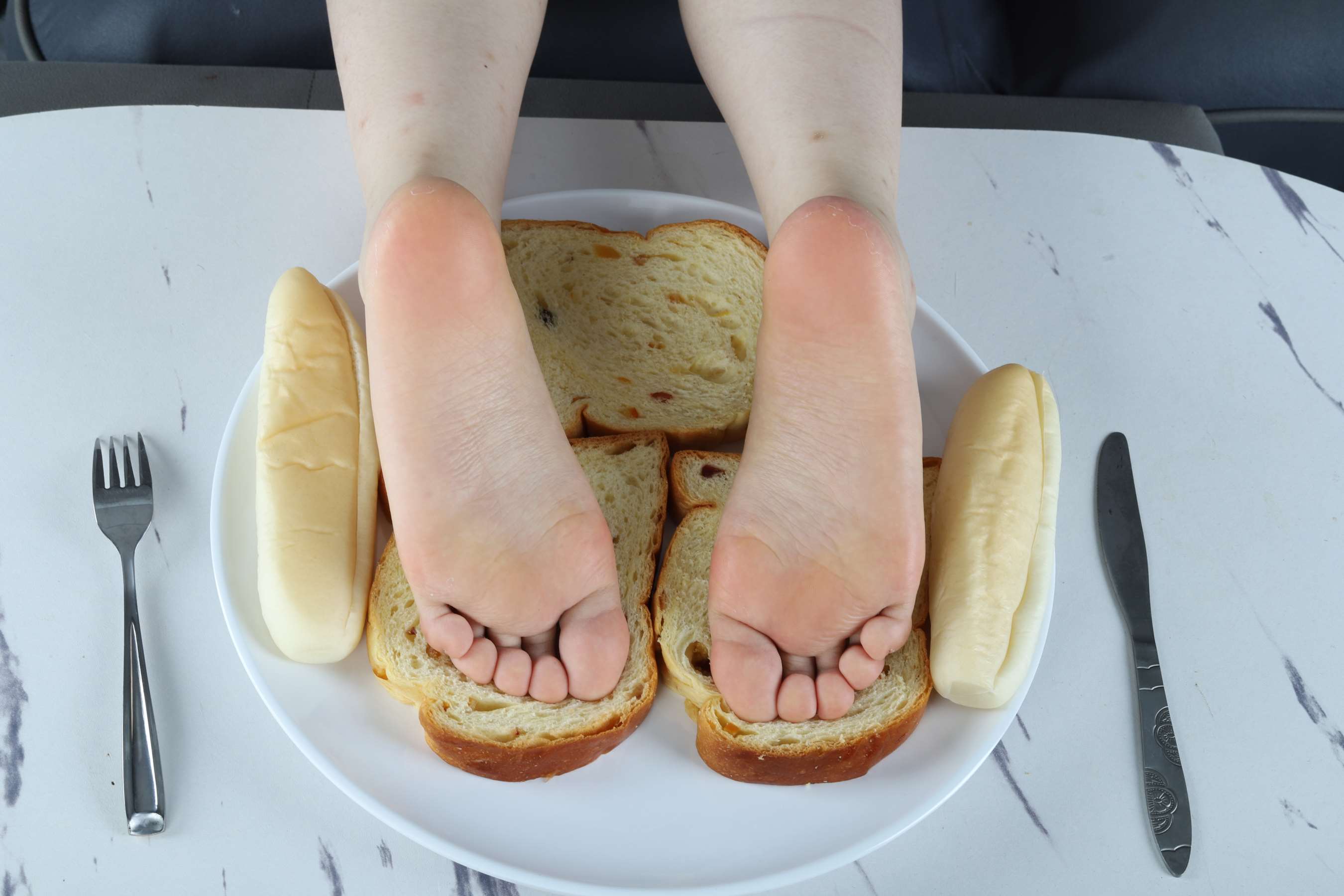 《小晴滑滑的小脚配面包超级香》作品图