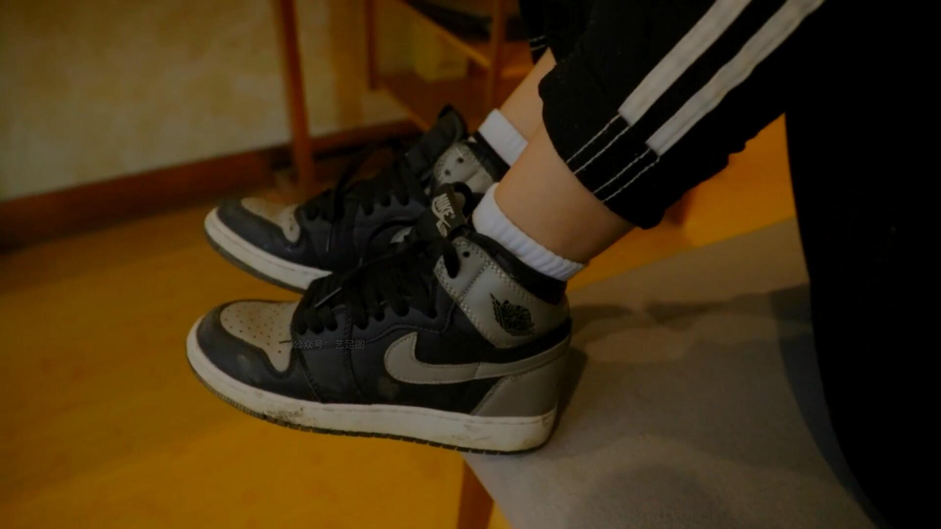 《[视频]少女板鞋の脏白棉袜》作品图