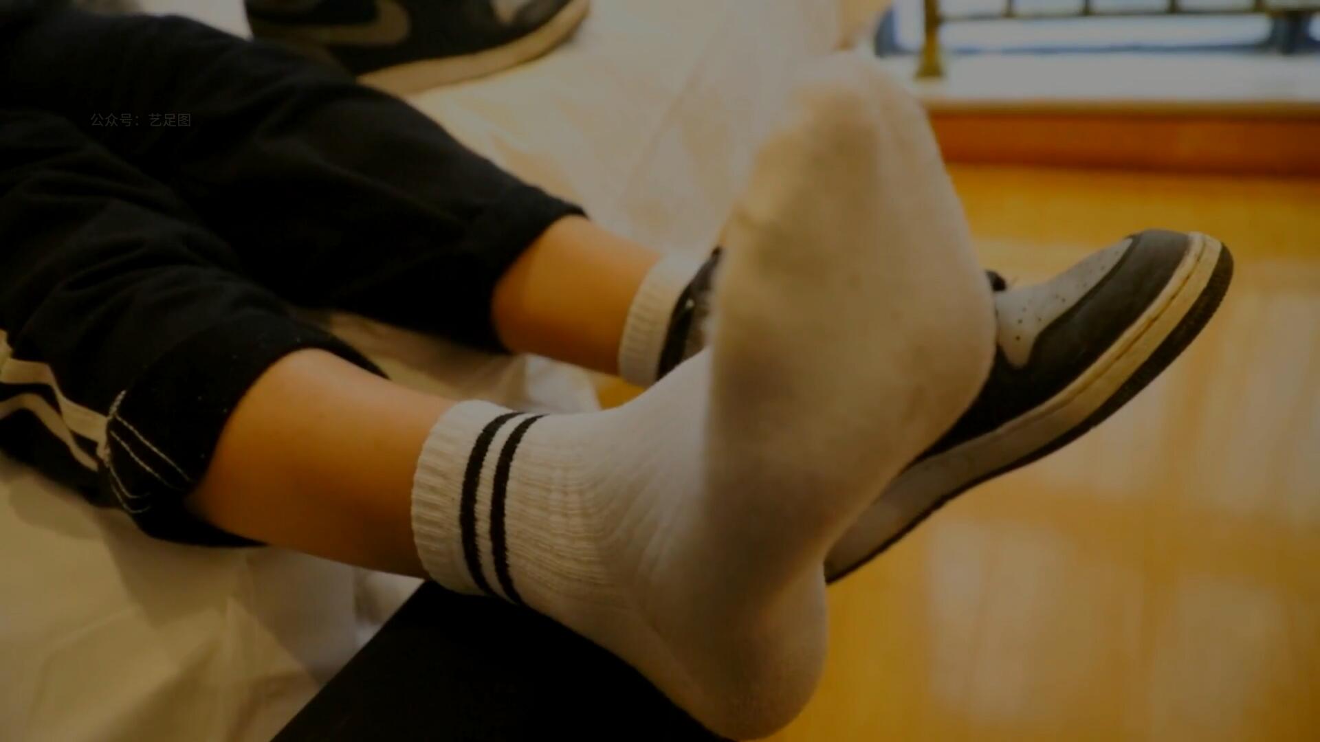 《[视频]少女板鞋の脏白棉袜》作品图
